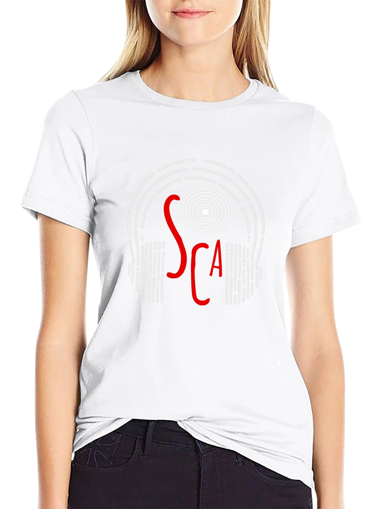 Camiseta Negra con Diseño de Auriculares y Texto SCA