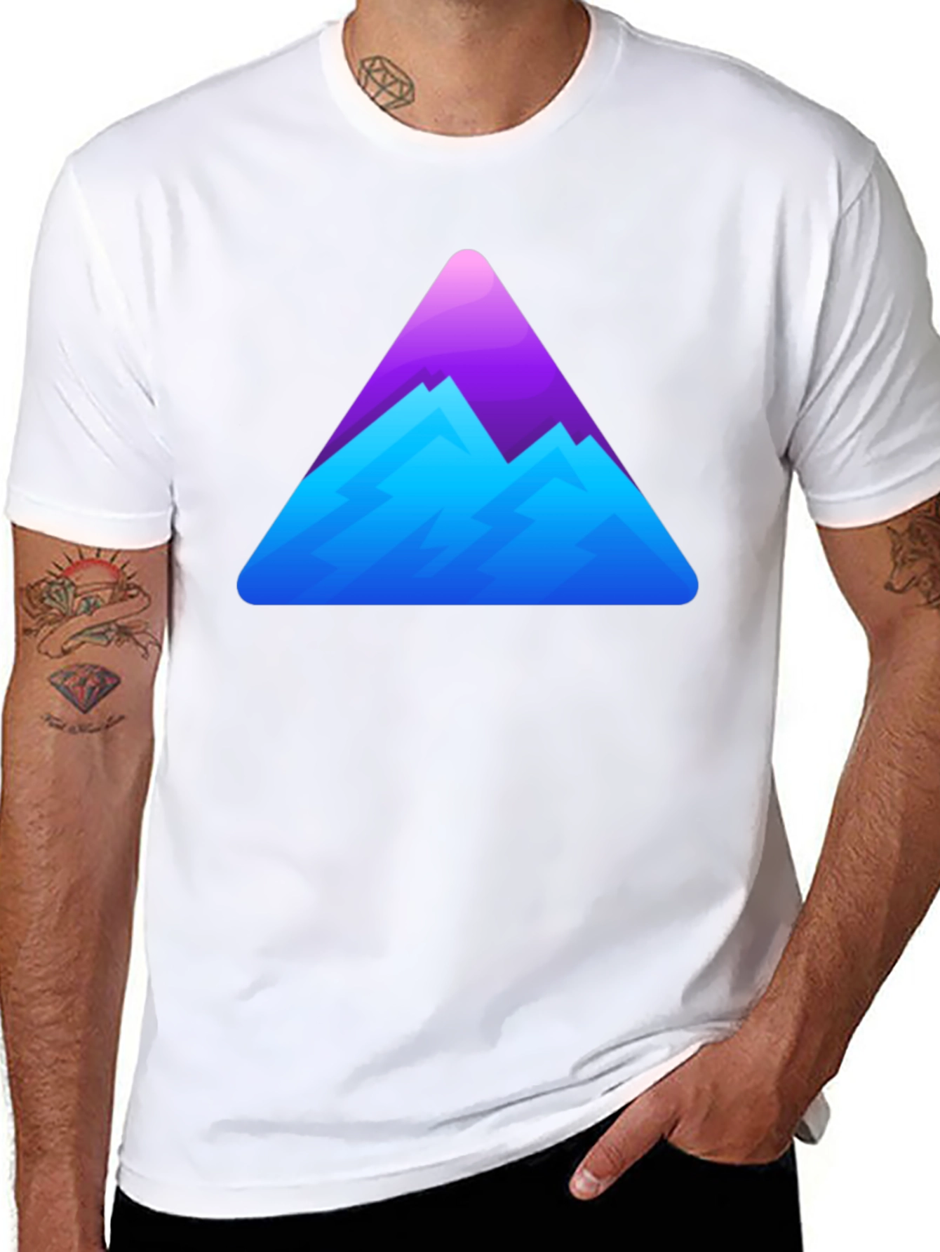 Camiseta Negra con Diseño de Montaña Abstracta