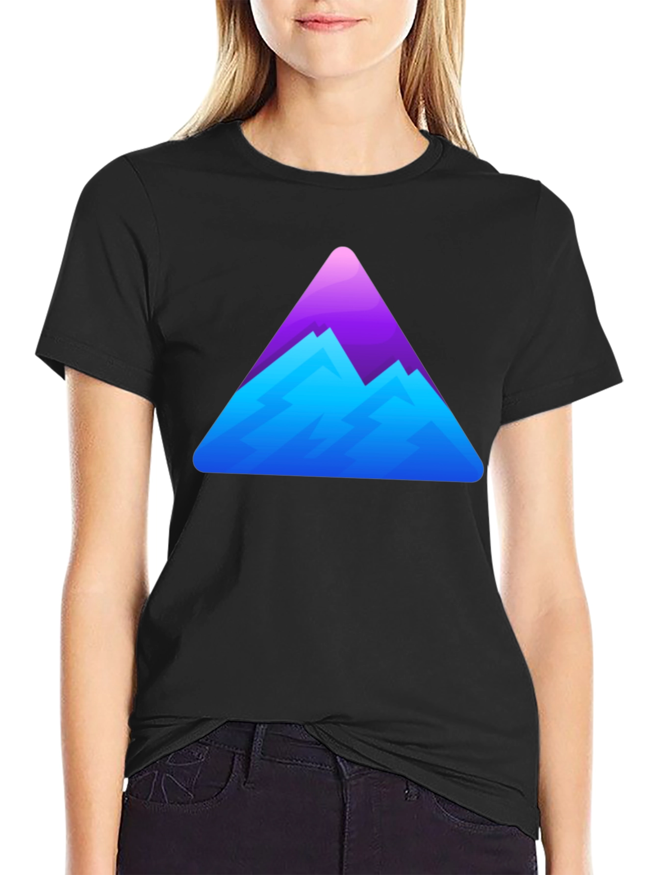 Camiseta Negra con Diseño de Montaña Abstracta