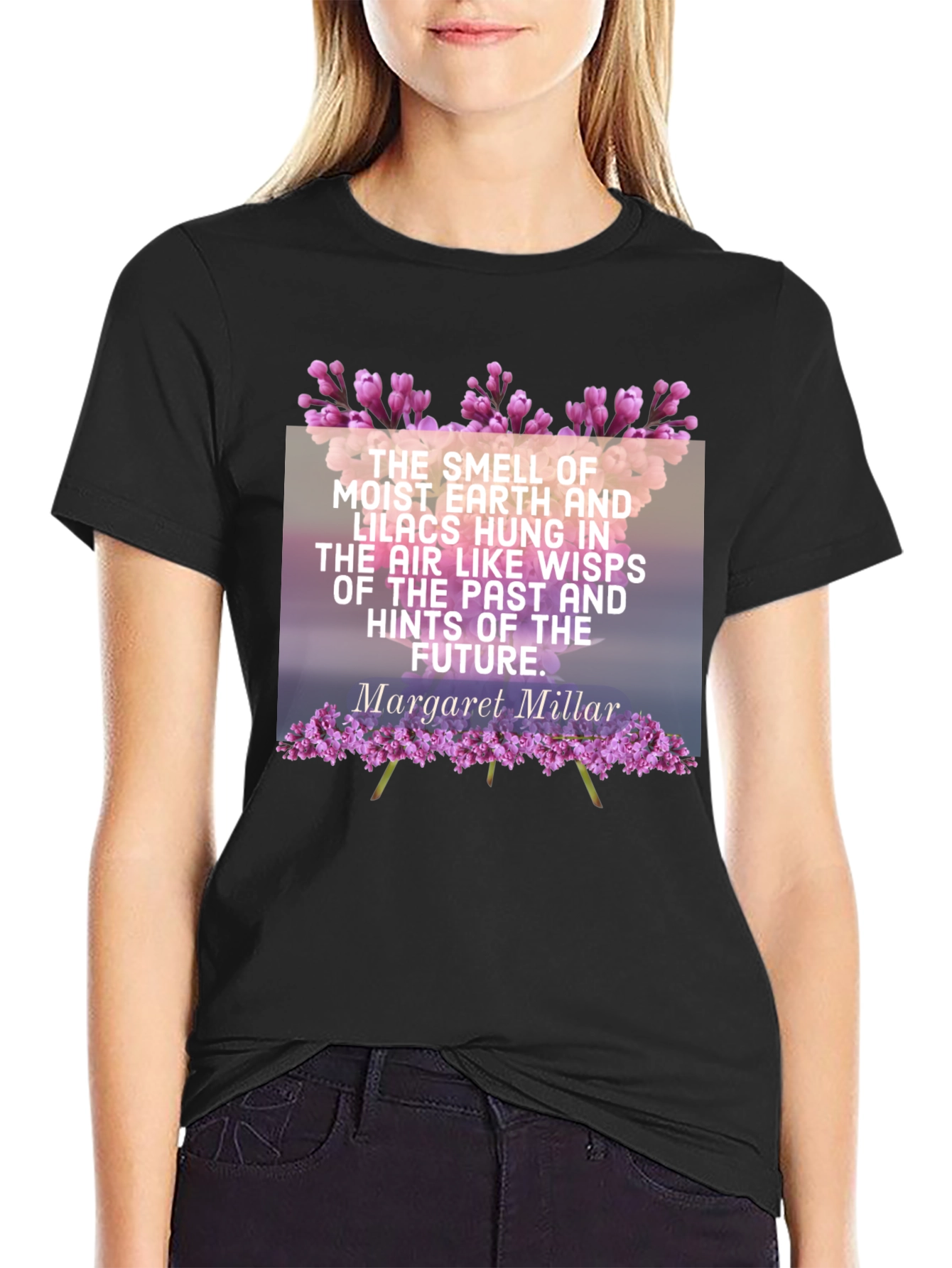 Camiseta Negra con Cita Literaria y Diseño Floral