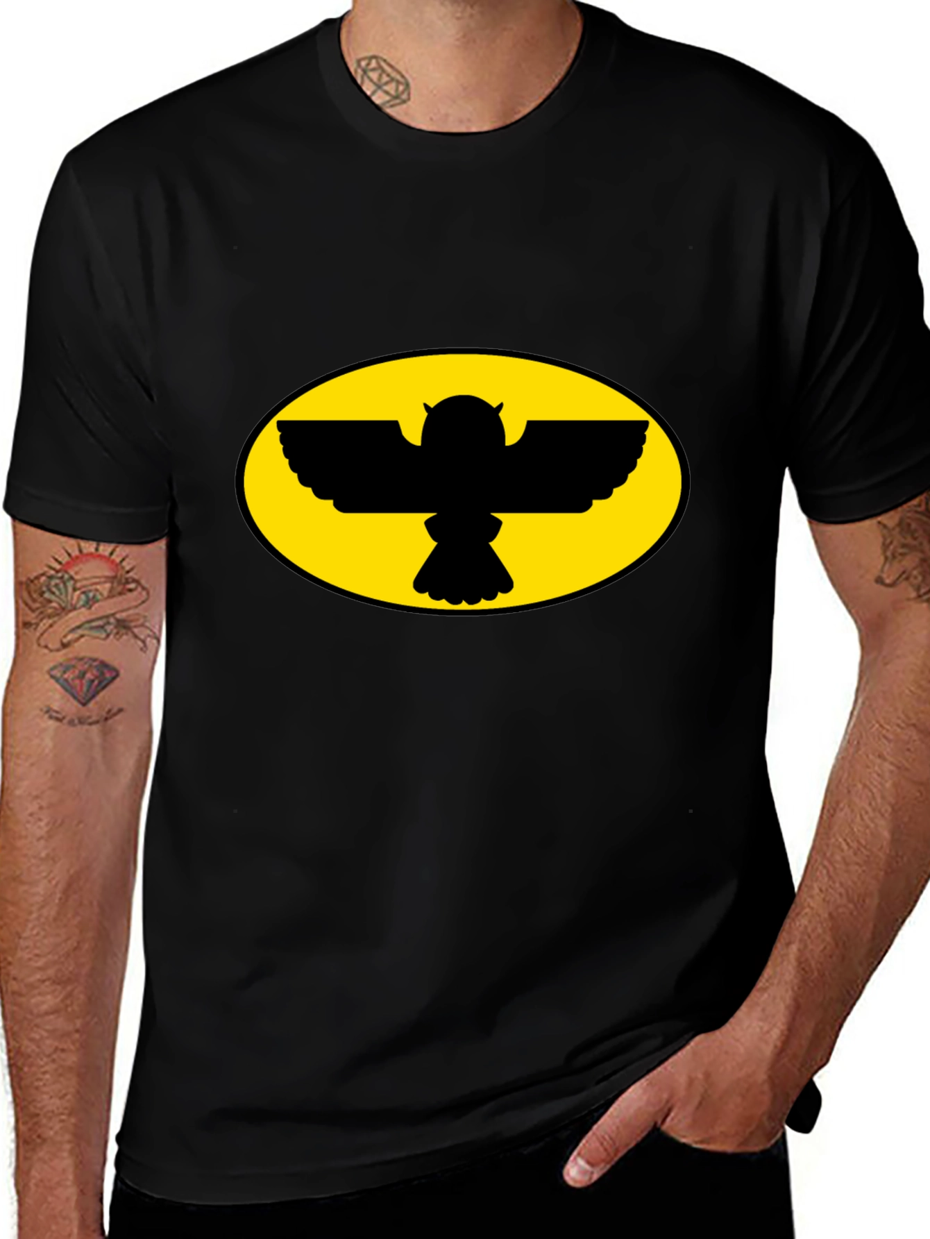 Camiseta Negra con Diseño de Búho Ovalado