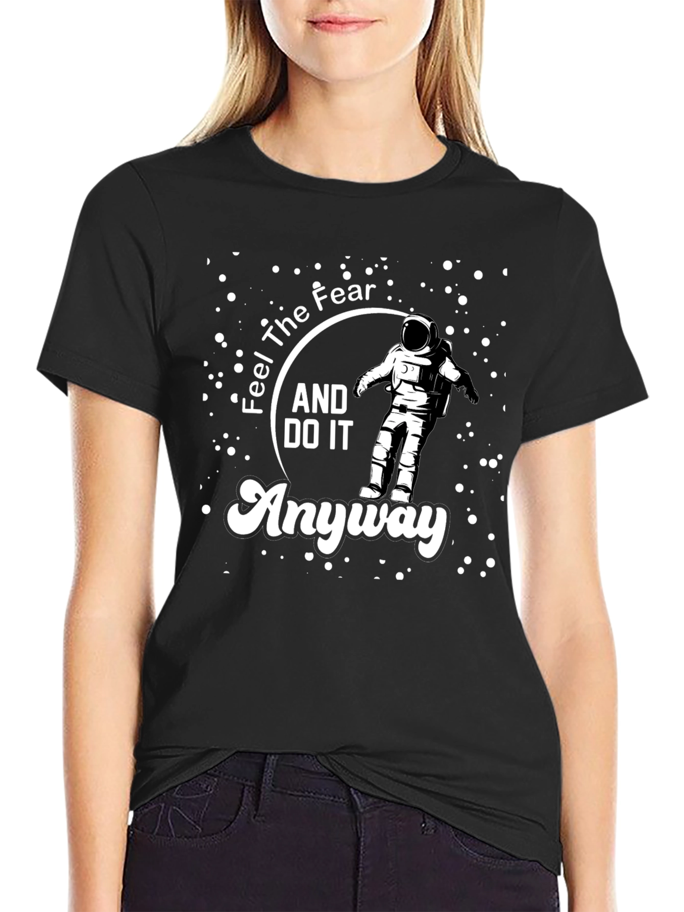 Camiseta Negra Astronauta: Siente el Miedo y Hazlo