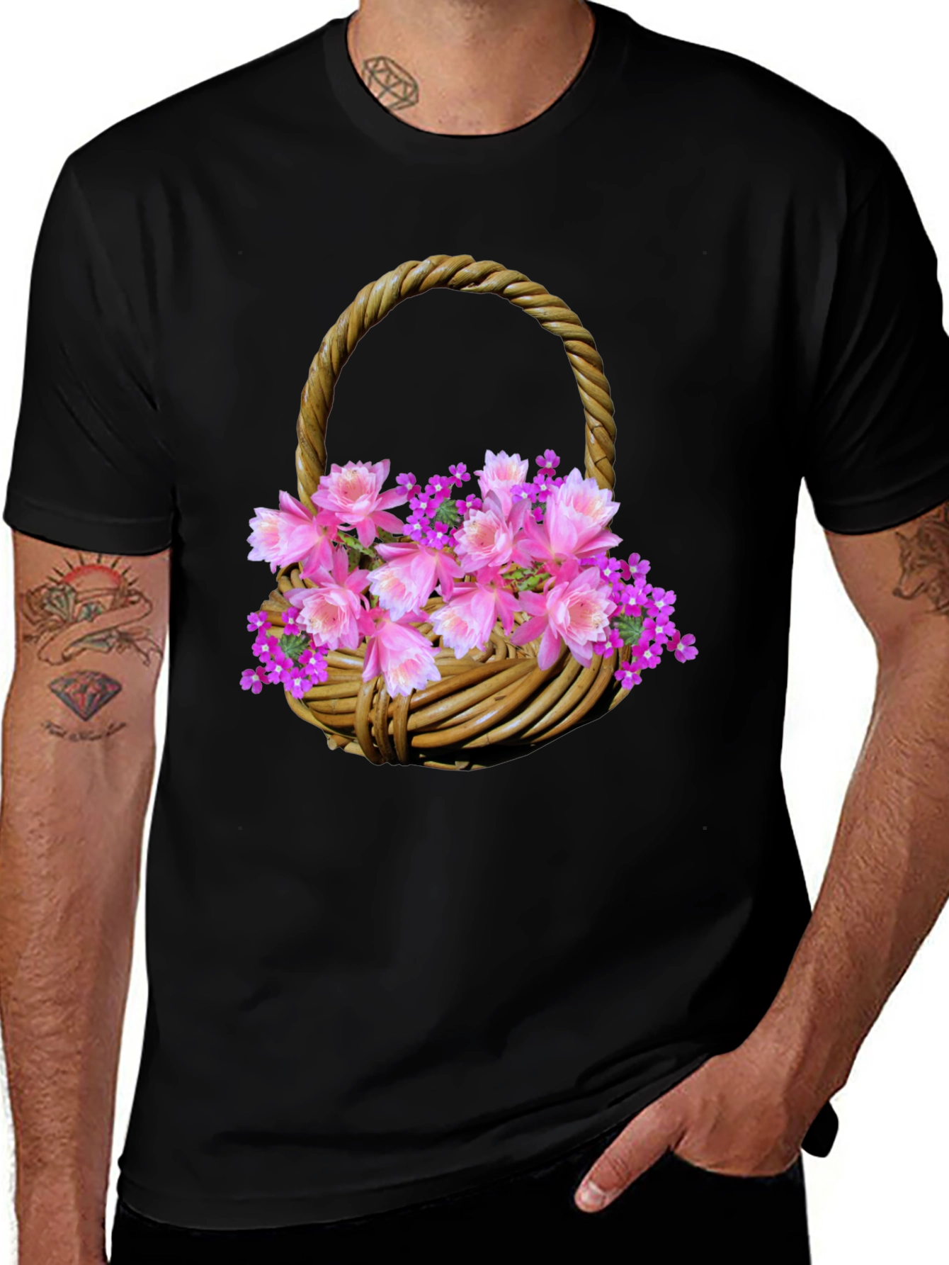 Camiseta Negra con Diseño Floral en Cesta