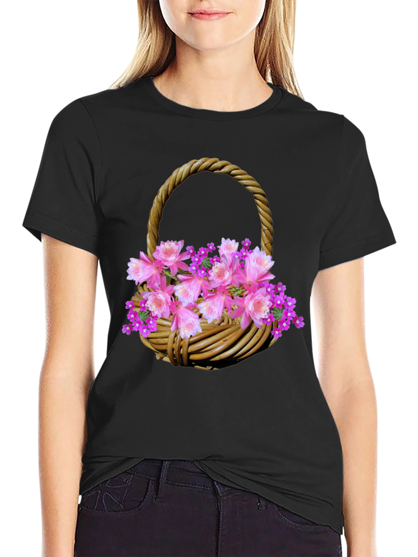 Camiseta Negra con Diseño Floral en Cesta