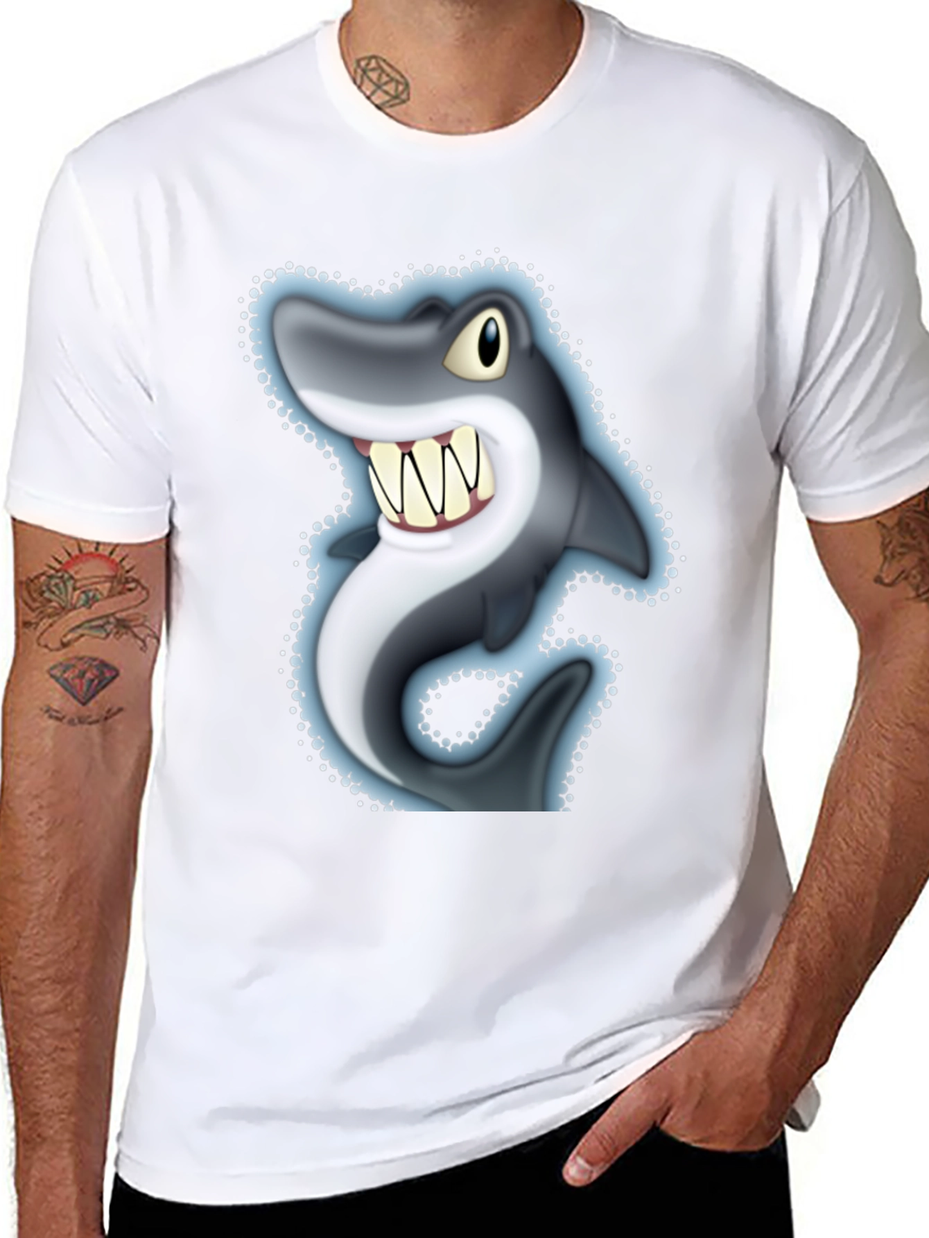 Camiseta Negra con Tiburón Caricatura