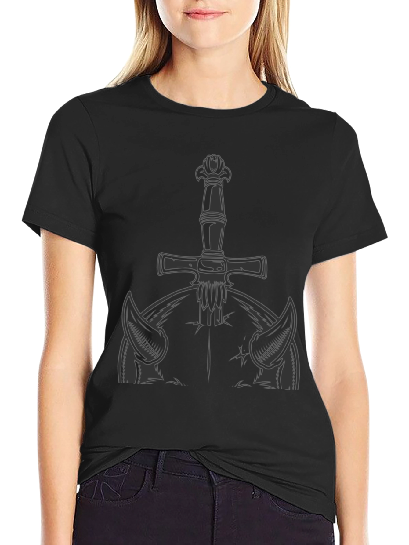 Camiseta Negra con Diseño de Espada y Cuernos