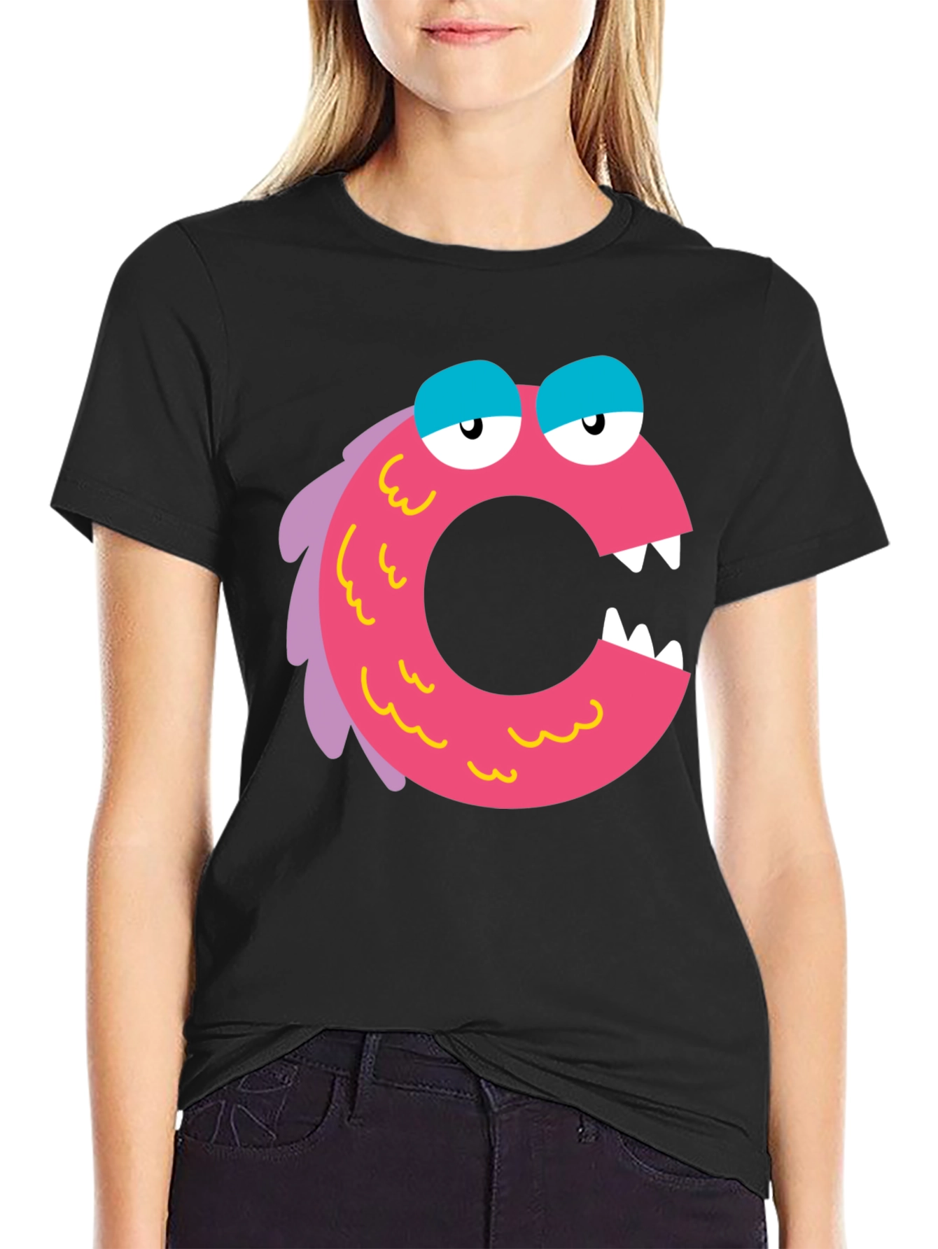 Camiseta Negra con Diseño de Monstruo Letra C Rosa