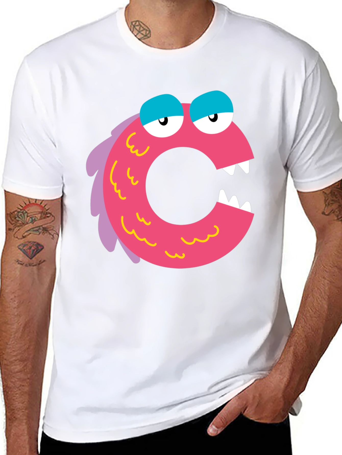 Camiseta Negra con Diseño de Monstruo Letra C Rosa