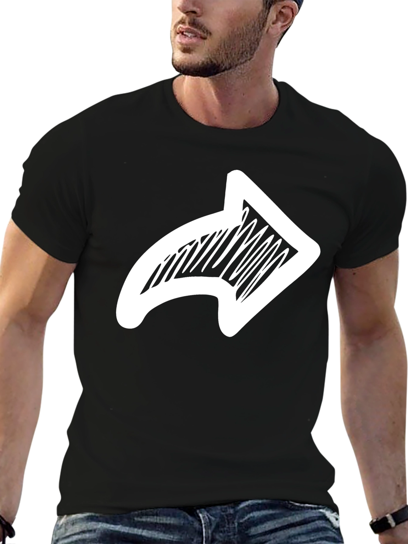 Camiseta Negra con Flecha Blanca Dibujada a Mano