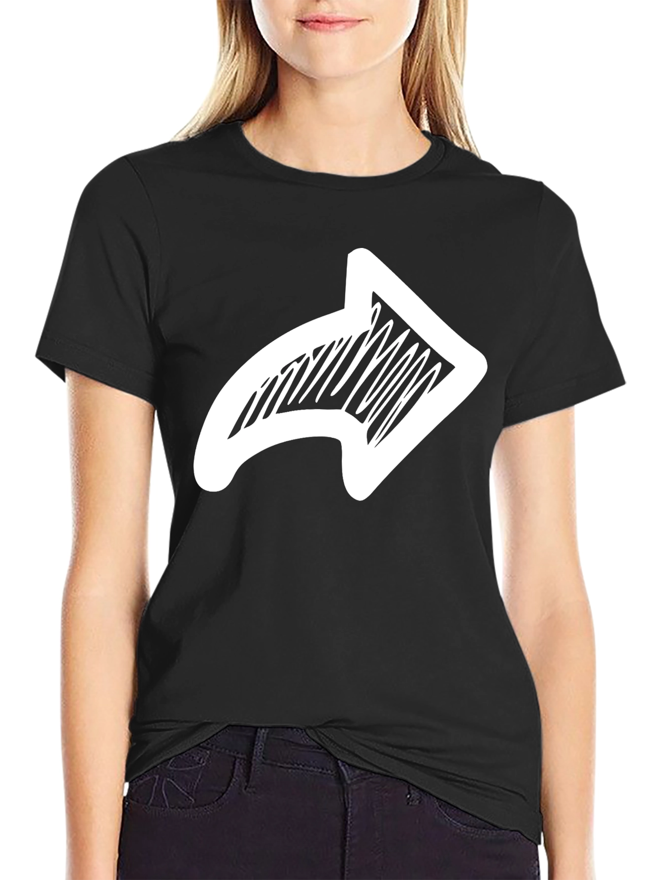 Camiseta Negra con Flecha Blanca Dibujada a Mano