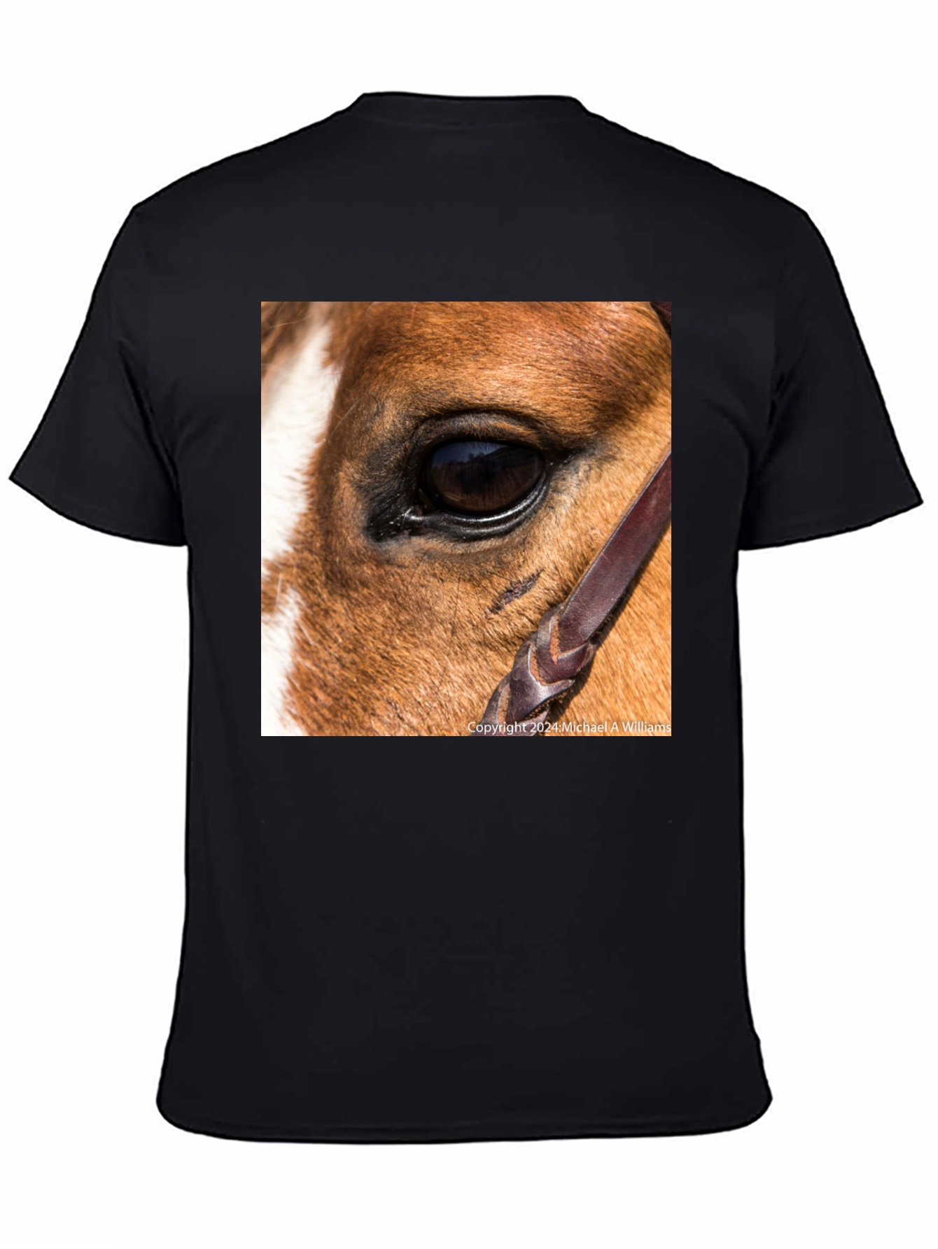 Camiseta Negra con Diseño Ojo de Caballo