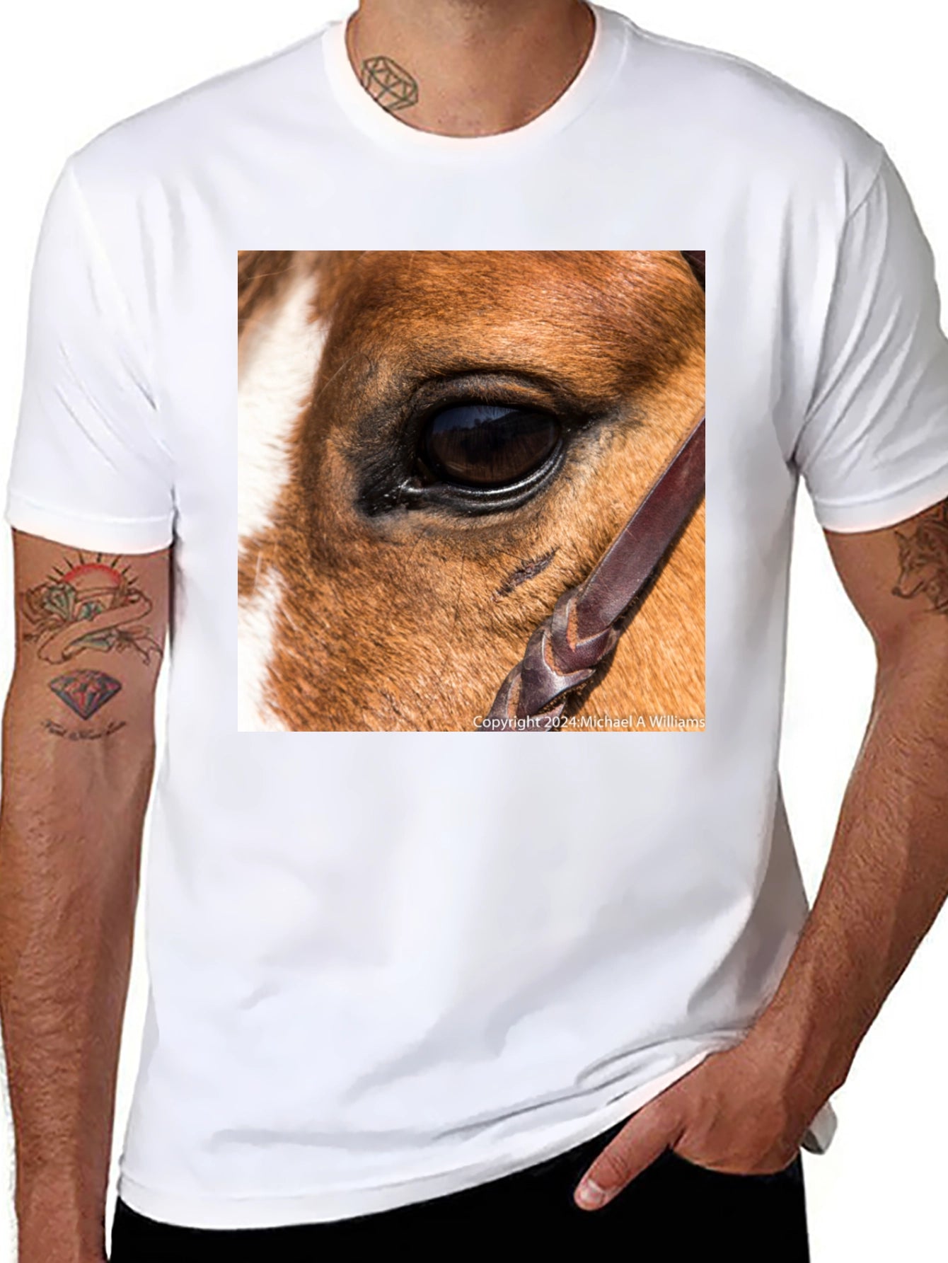Camiseta Negra con Diseño Ojo de Caballo