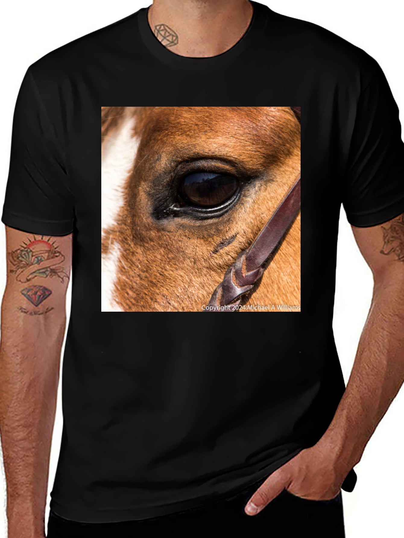 Camiseta Negra con Diseño Ojo de Caballo