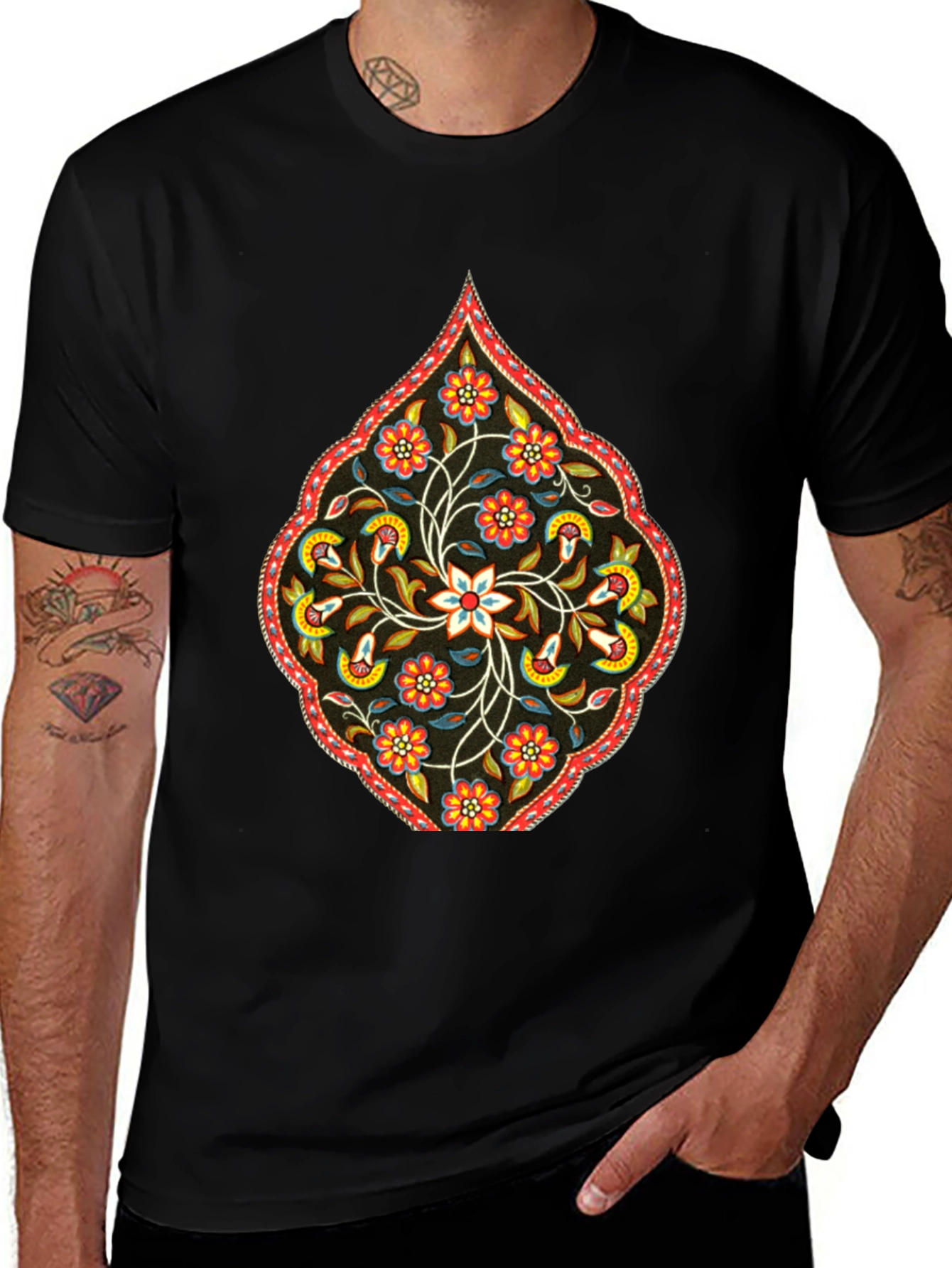 Camiseta Negra con Diseño Floral Persa