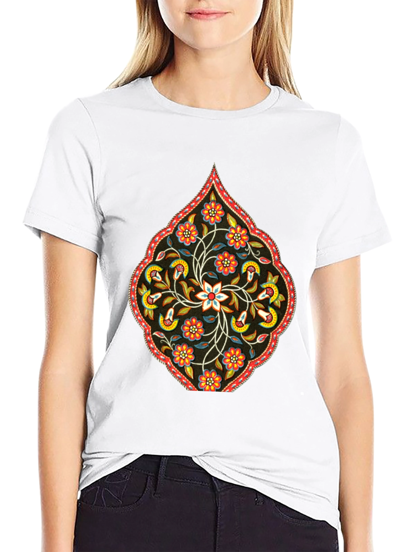 Camiseta Negra con Diseño Floral Persa