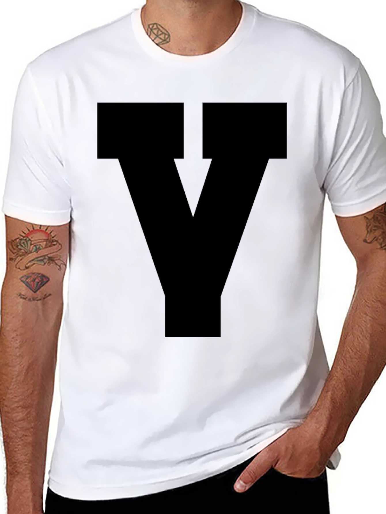 Camiseta Negra con Diseño Letra Y Estilizada