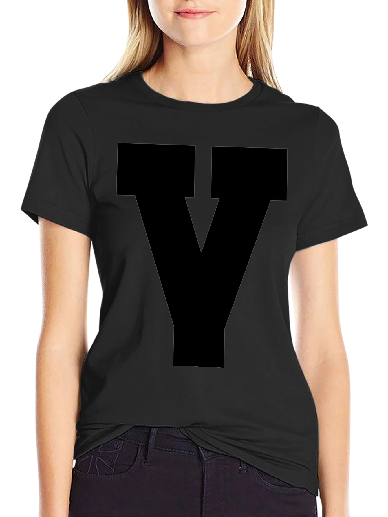 Camiseta Negra con Diseño Letra Y Estilizada