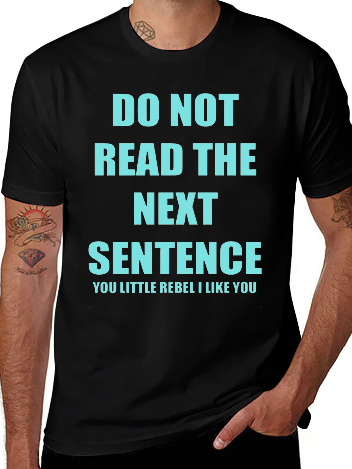 Camiseta Negra con Mensaje Irónico en Azul