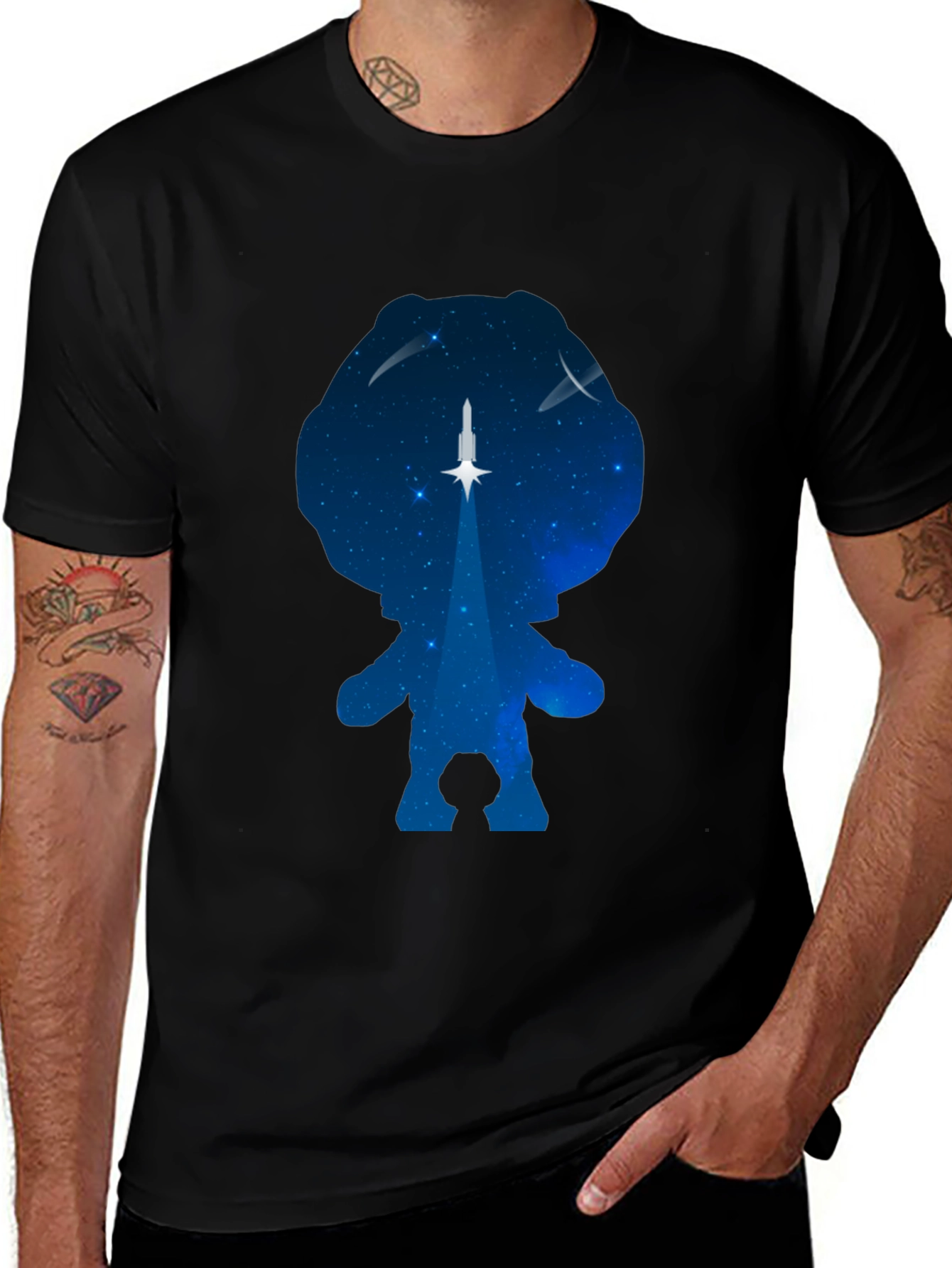Camiseta Negra con Diseño Astronauta y Cohete Espacial