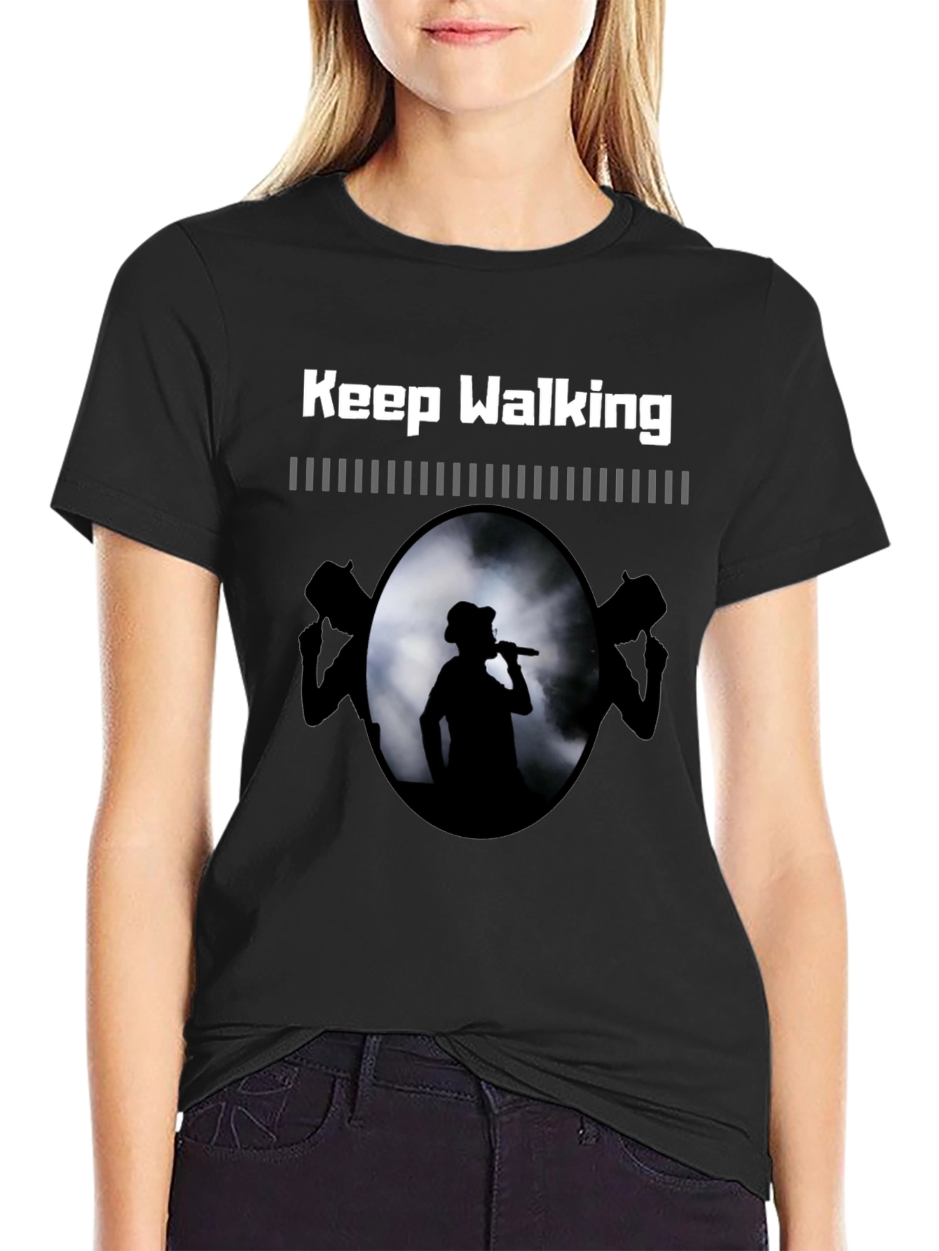 Camiseta Negra Keep Walking con Diseño de Concierto