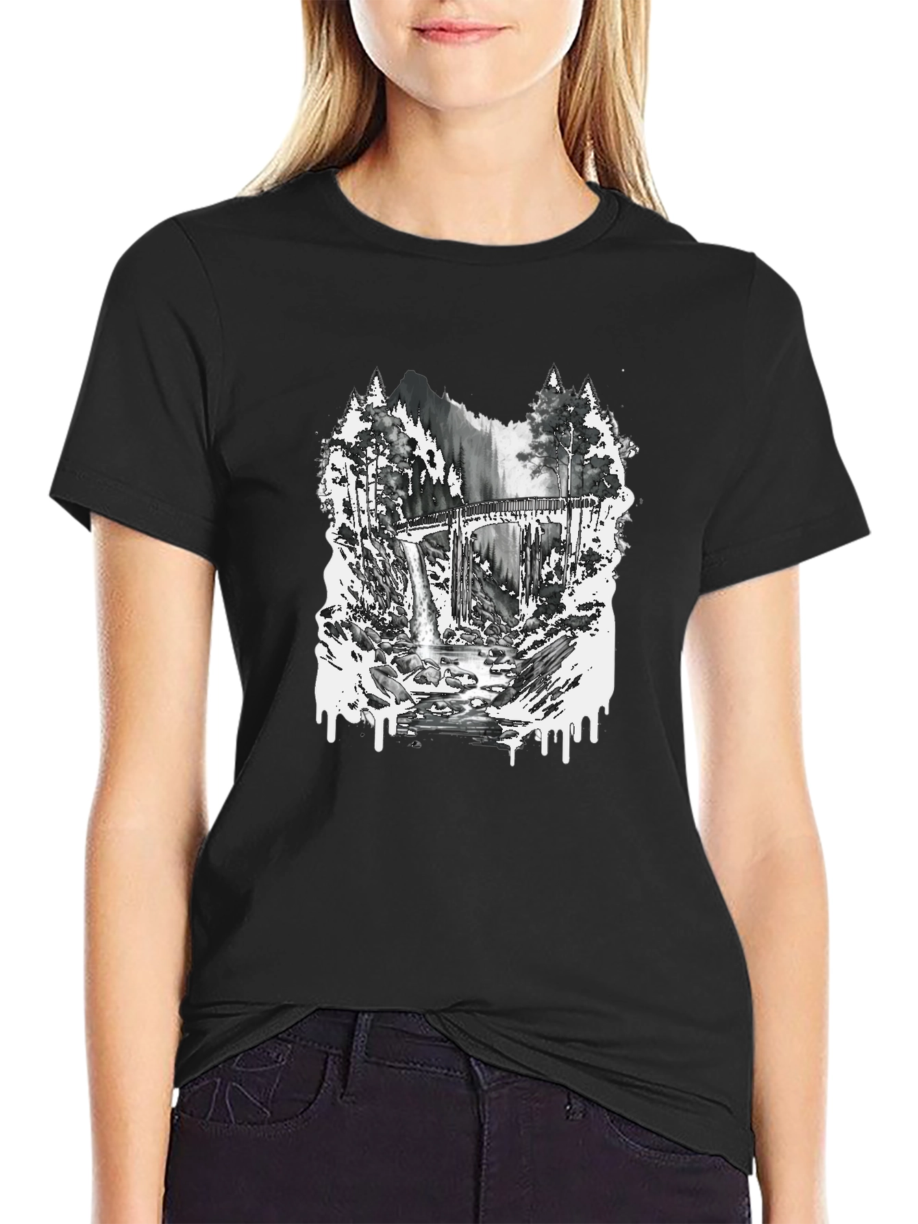 Camiseta Negra con Diseño de Bosque y Puente