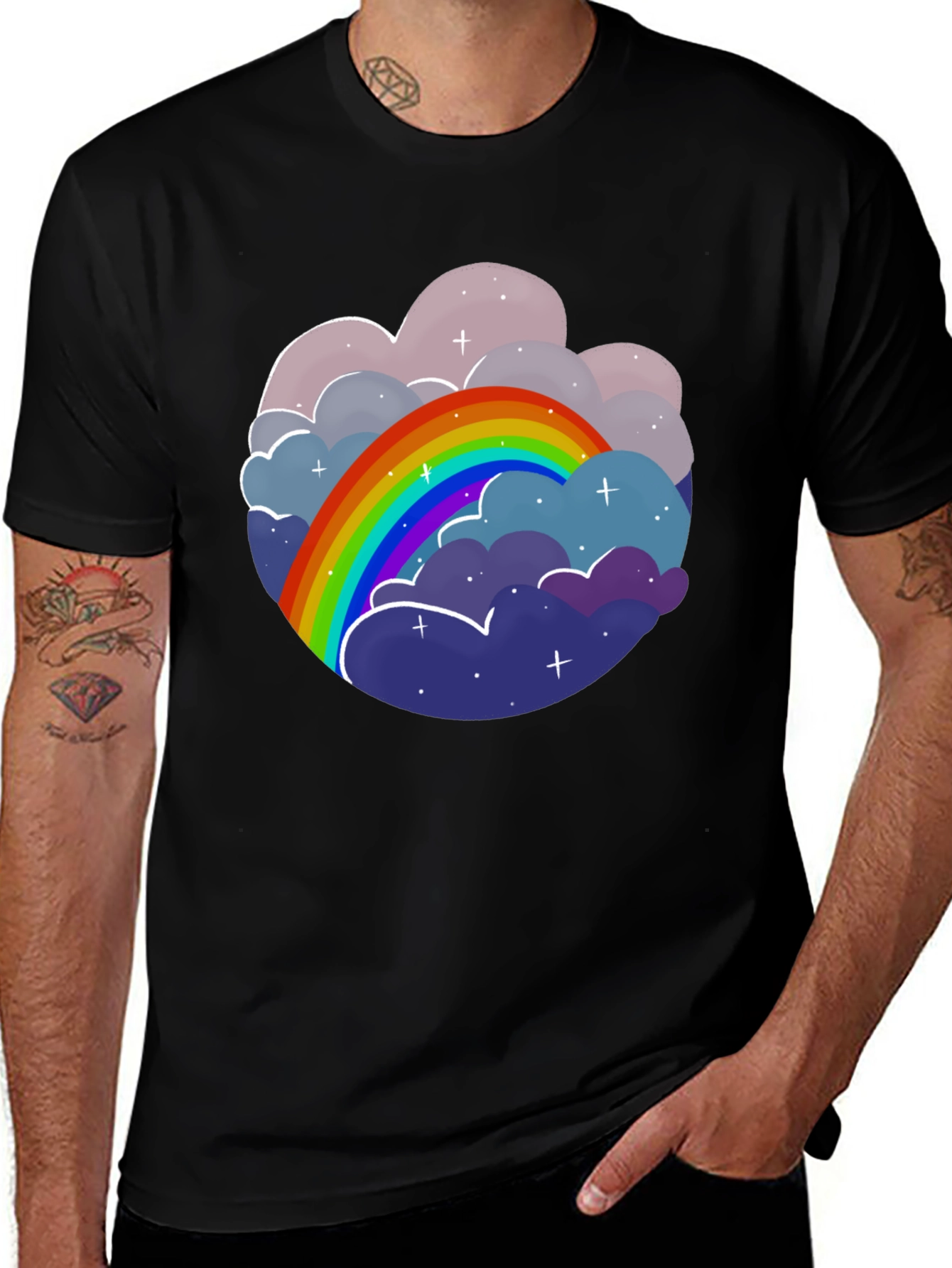 Camiseta Negra con Diseño de Arcoíris y Nubes
