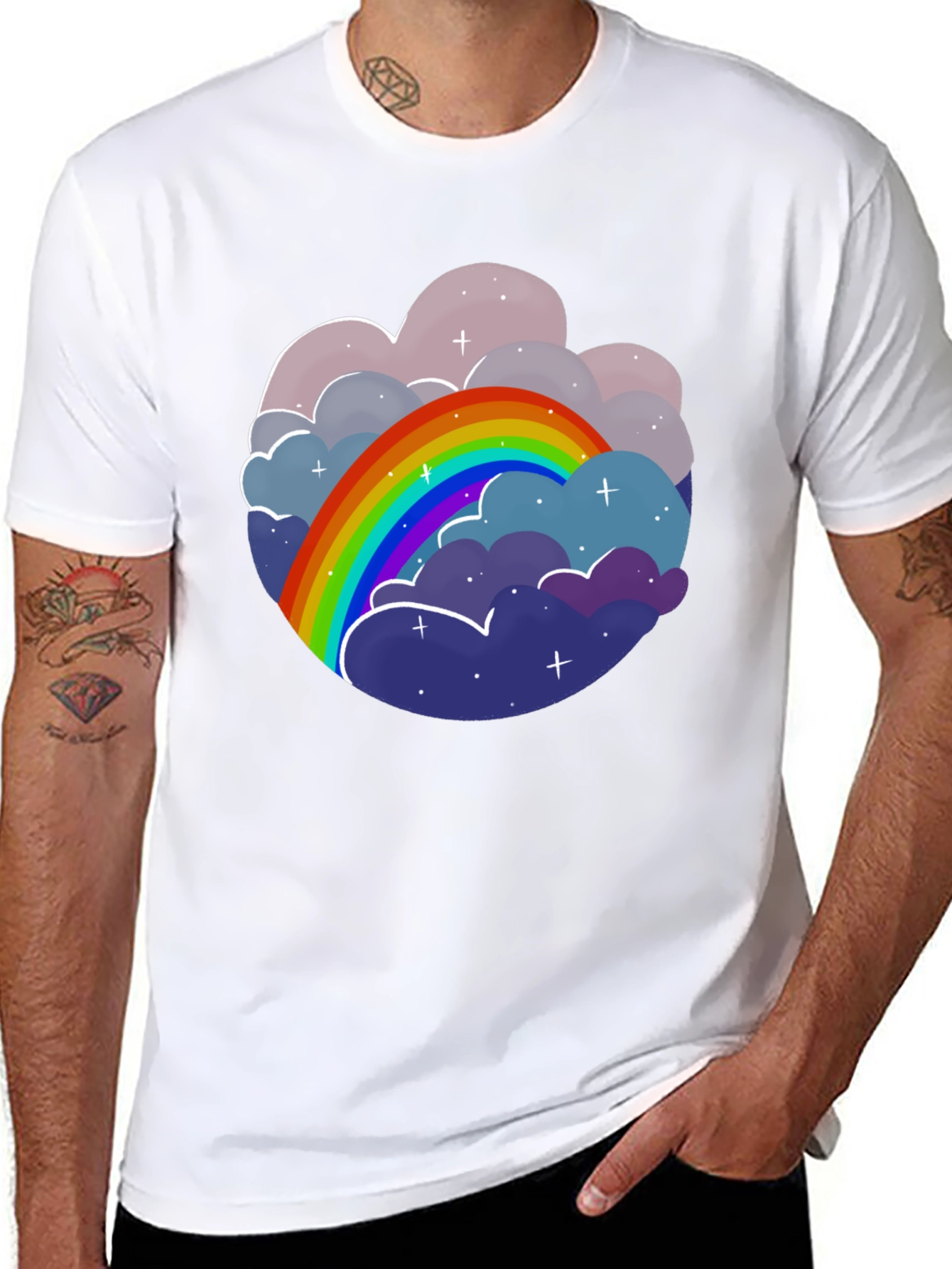 Camiseta Negra con Diseño de Arcoíris y Nubes