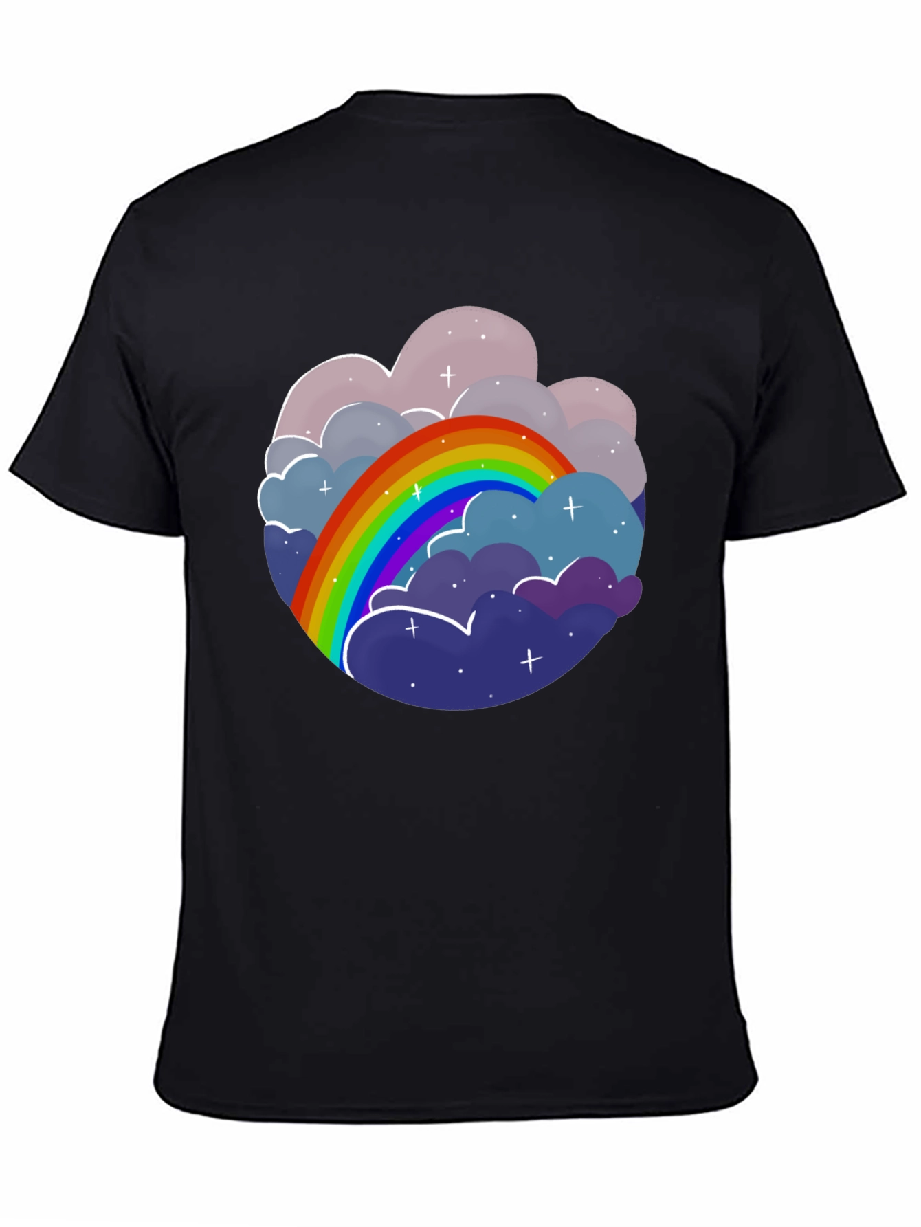 Camiseta Negra con Diseño de Arcoíris y Nubes