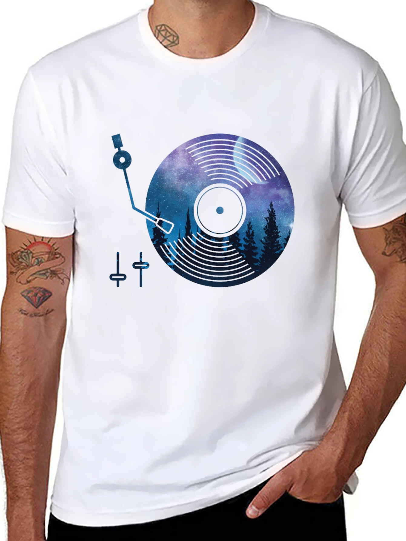 Camiseta Negra con Diseño de Vinilo y Paisaje Nocturno