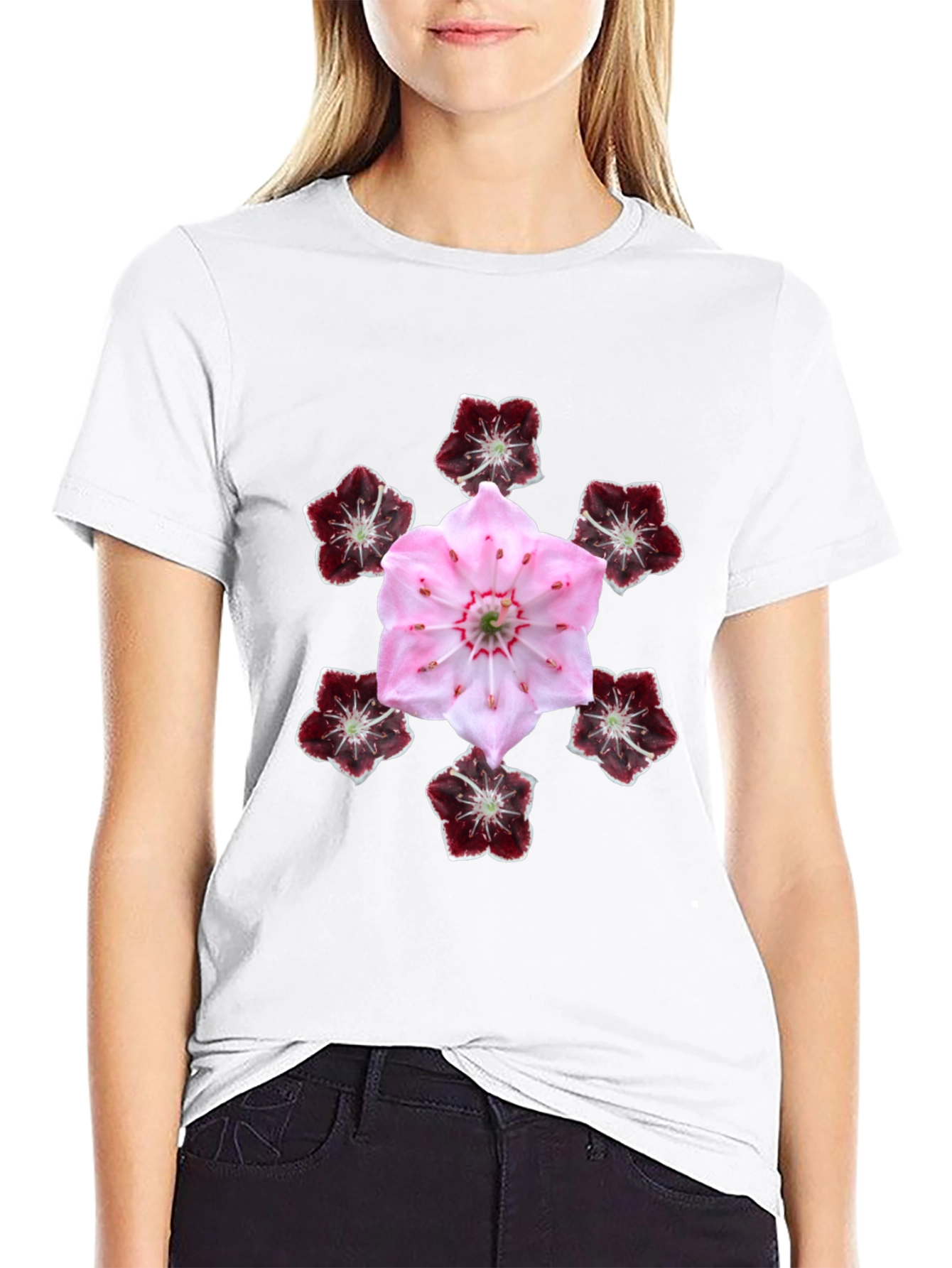 Camiseta Negra con Diseño Floral de Montaña