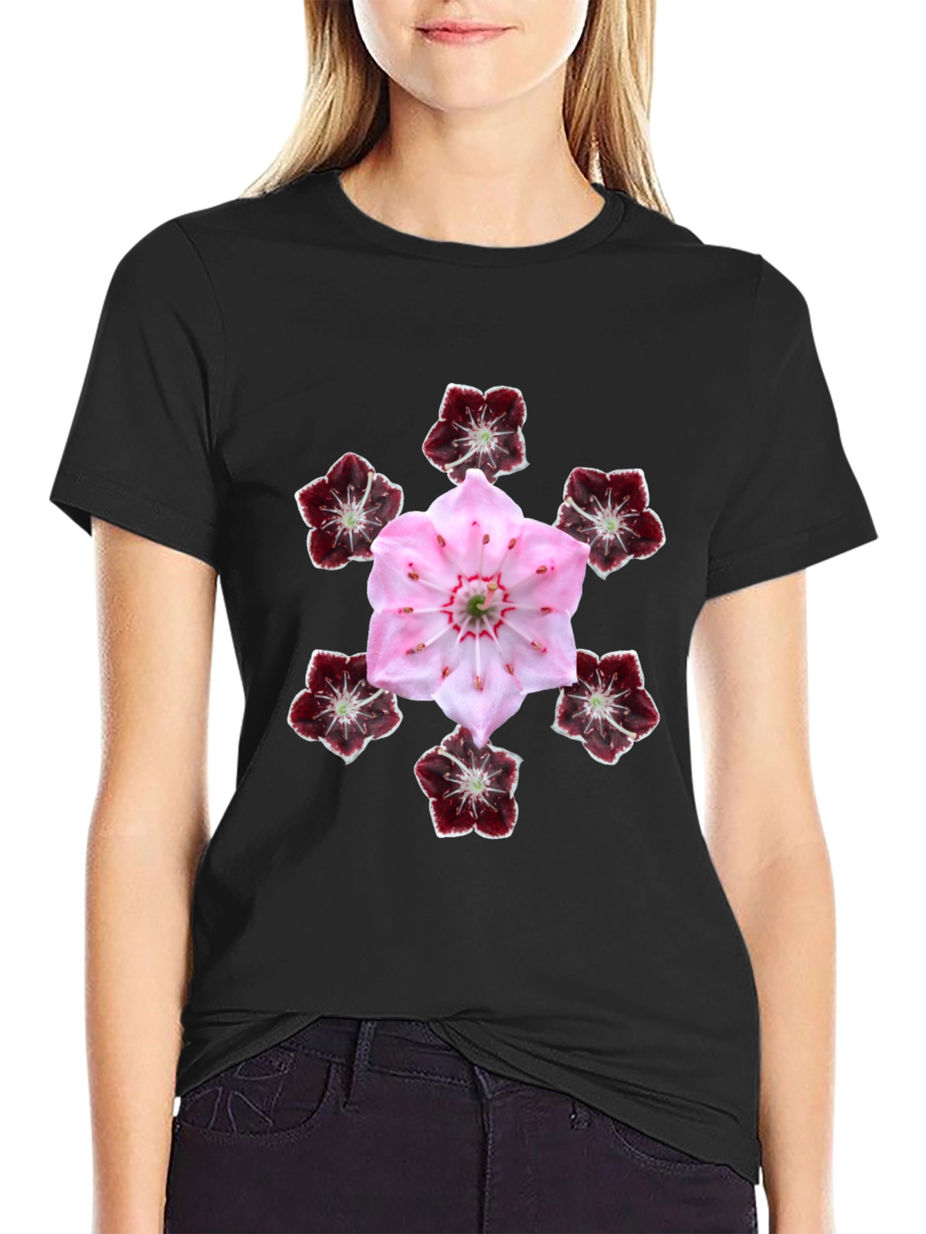 Camiseta Negra con Diseño Floral de Montaña