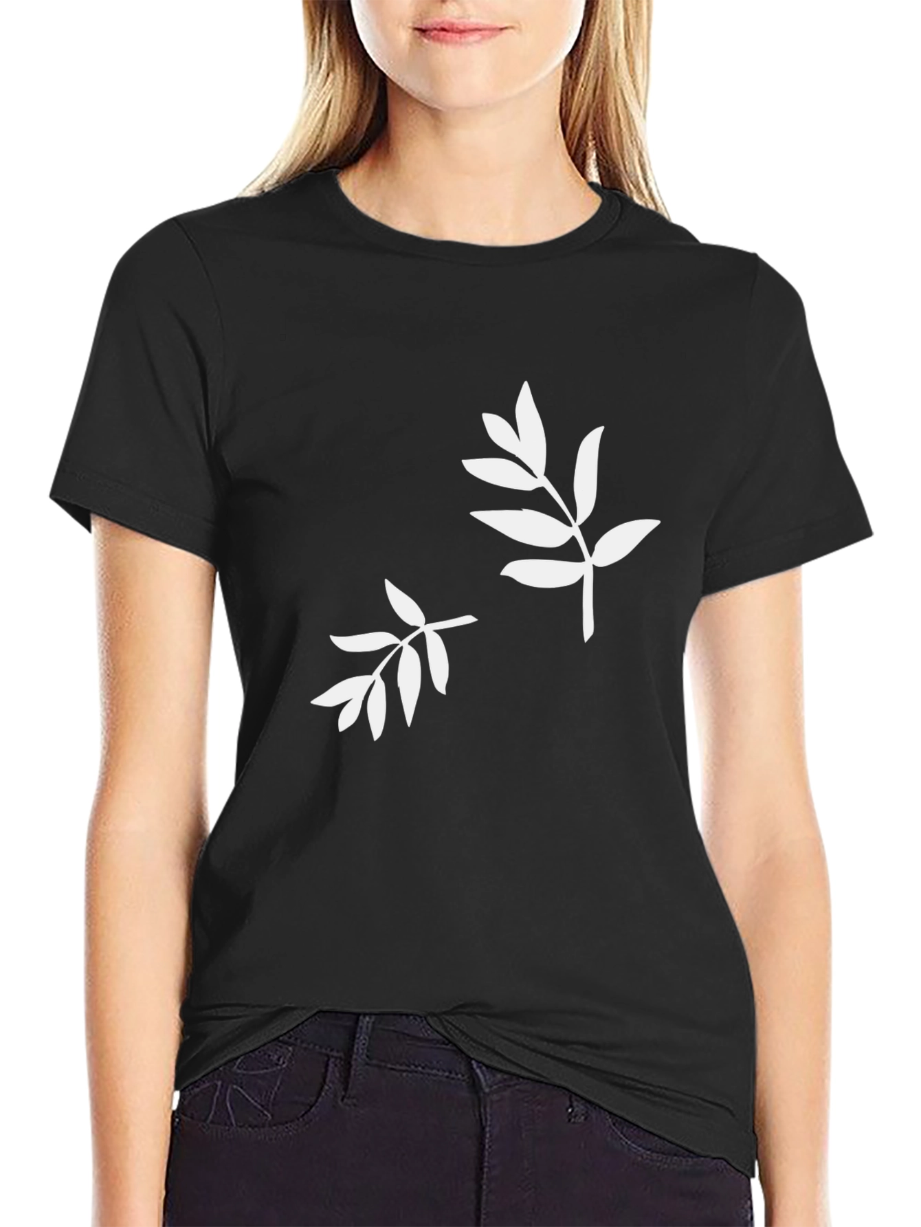 Camiseta Negra con Estampado de Hojas Blancas