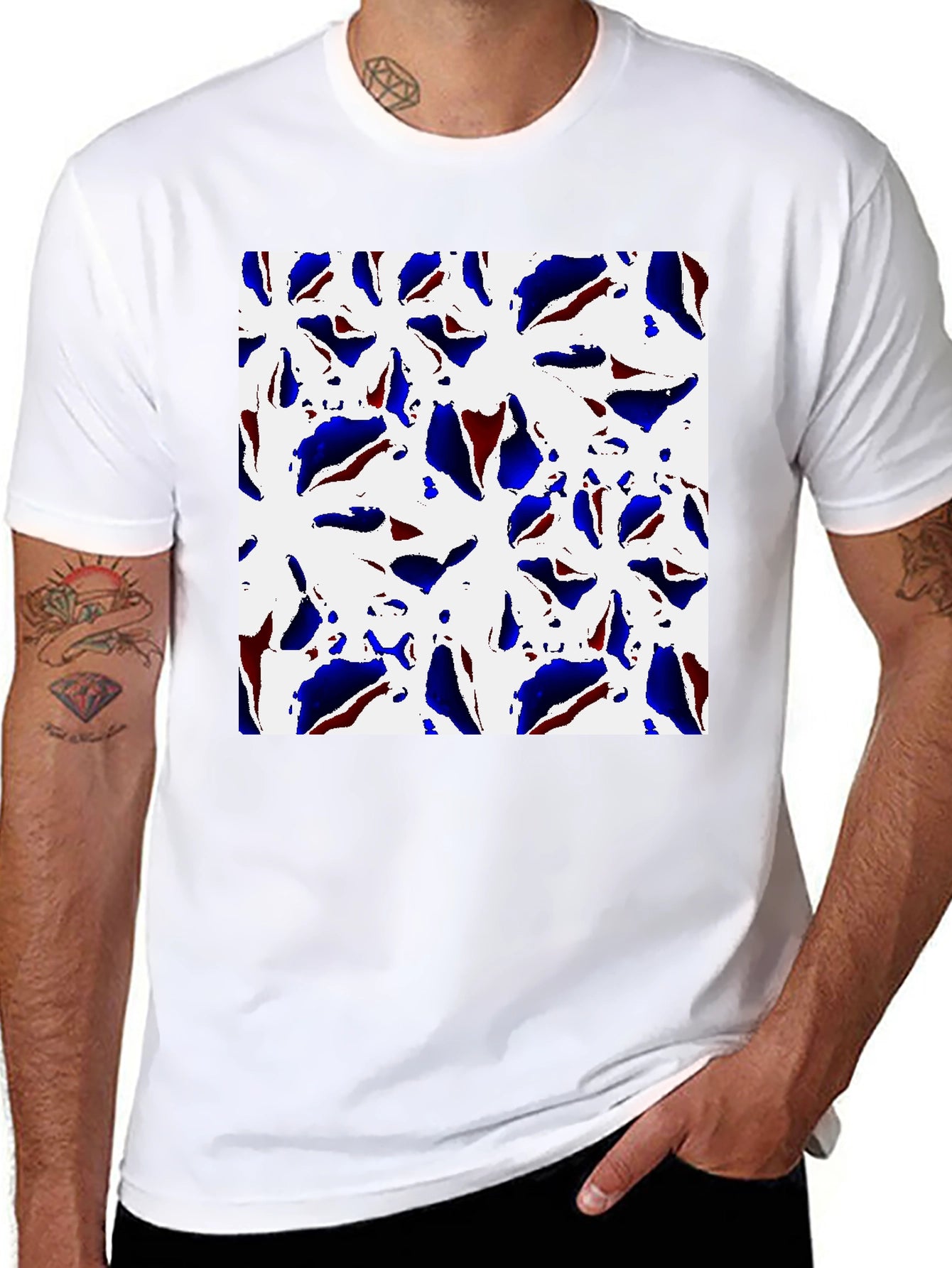 Camiseta Negra Estampada con Diseño Floral Abstracto