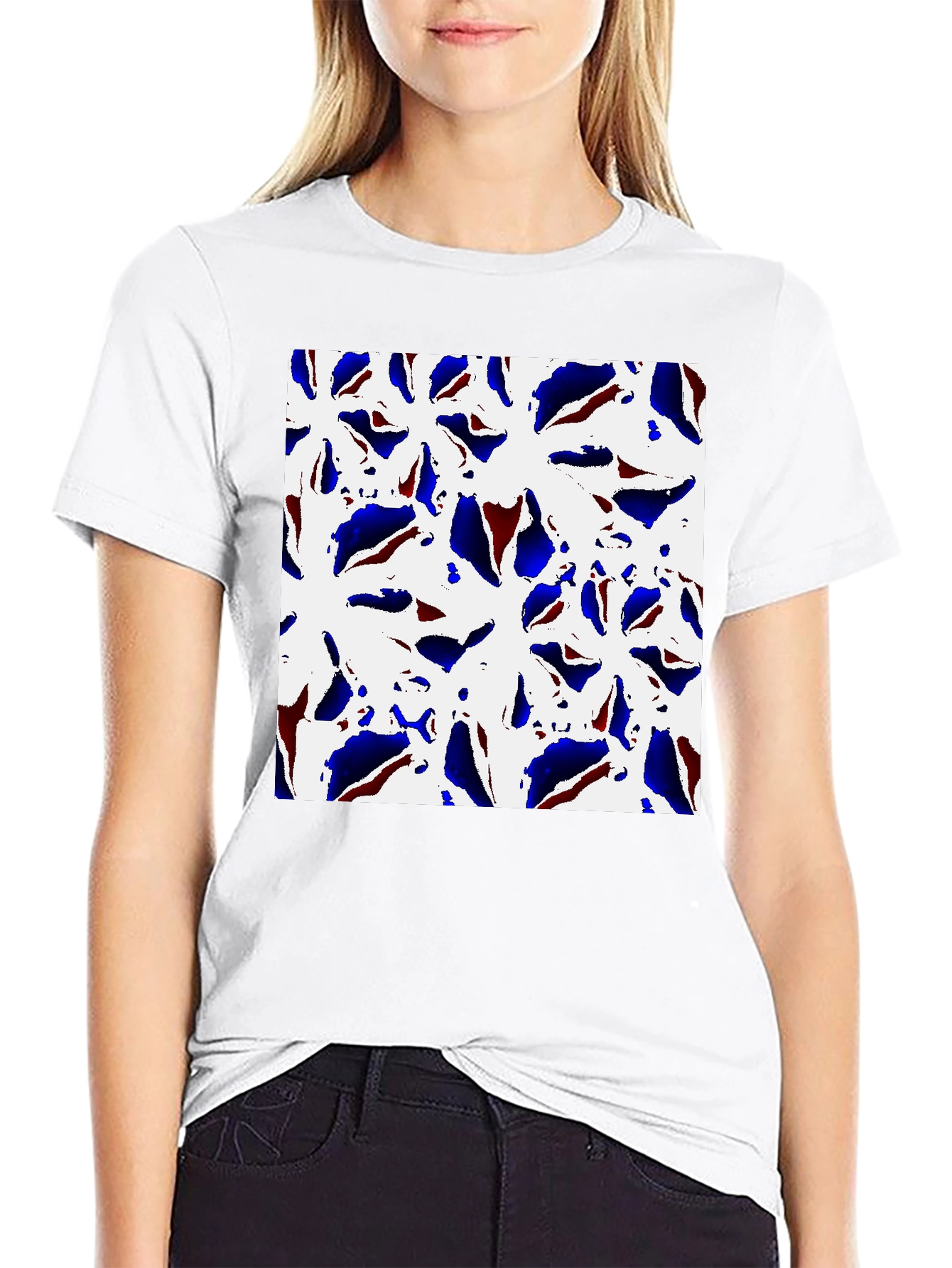 Camiseta Negra Estampada con Diseño Floral Abstracto