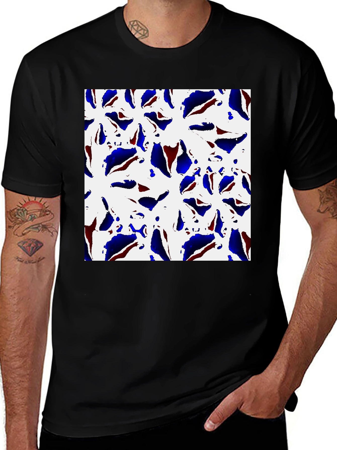Camiseta Negra Estampada con Diseño Floral Abstracto