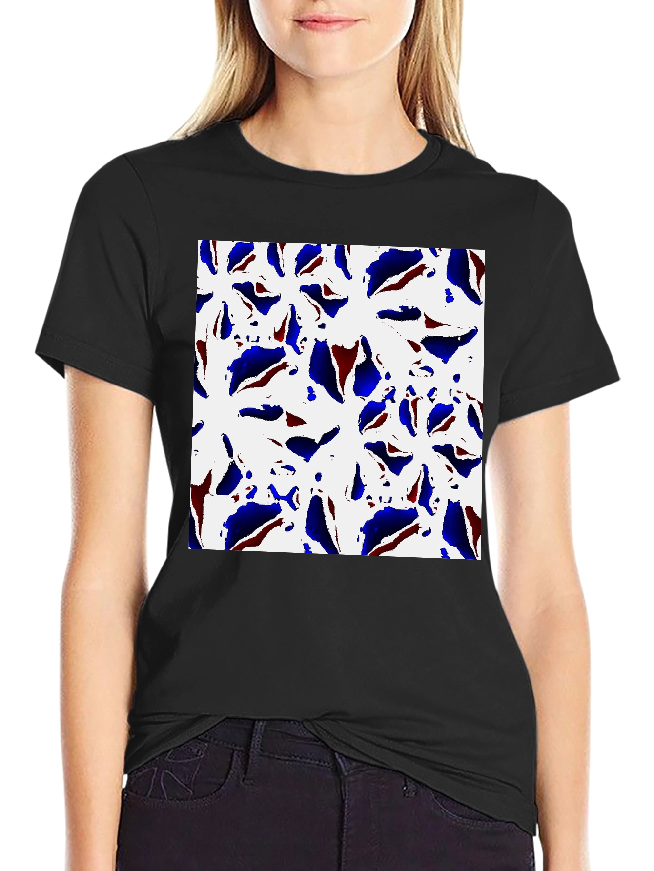 Camiseta Negra Estampada con Diseño Floral Abstracto