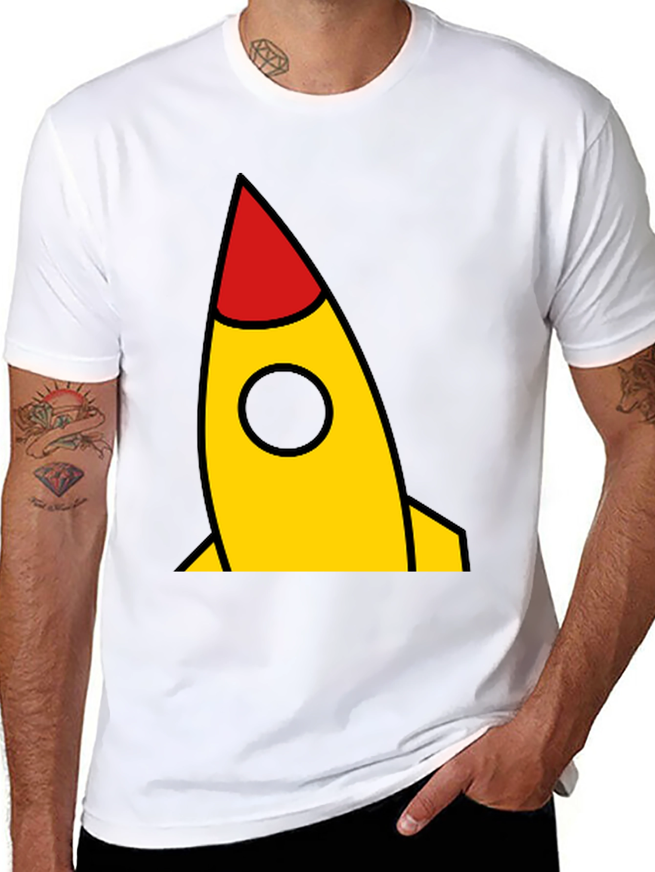 Camiseta Negra con Cohete Amarillo y Rojo