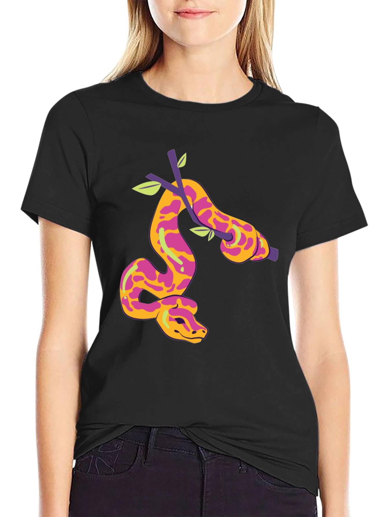 Camiseta Negra con Diseño de Serpiente en Rama