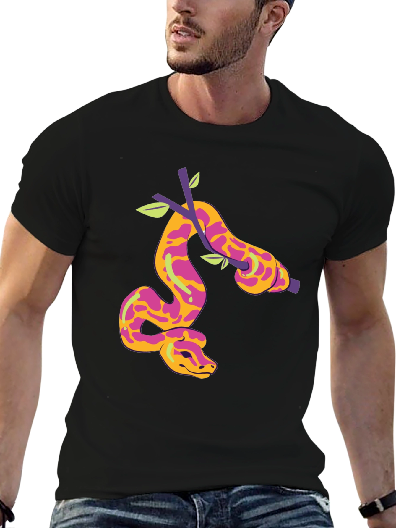 Camiseta Negra con Diseño de Serpiente en Rama