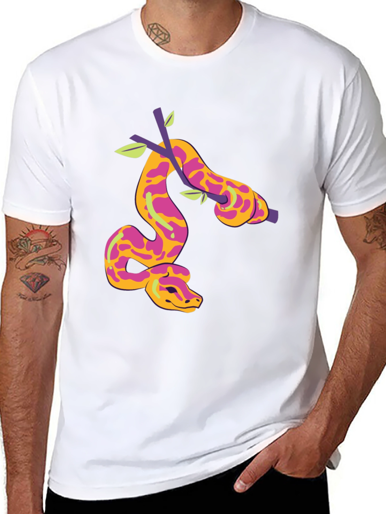 Camiseta Negra con Diseño de Serpiente en Rama