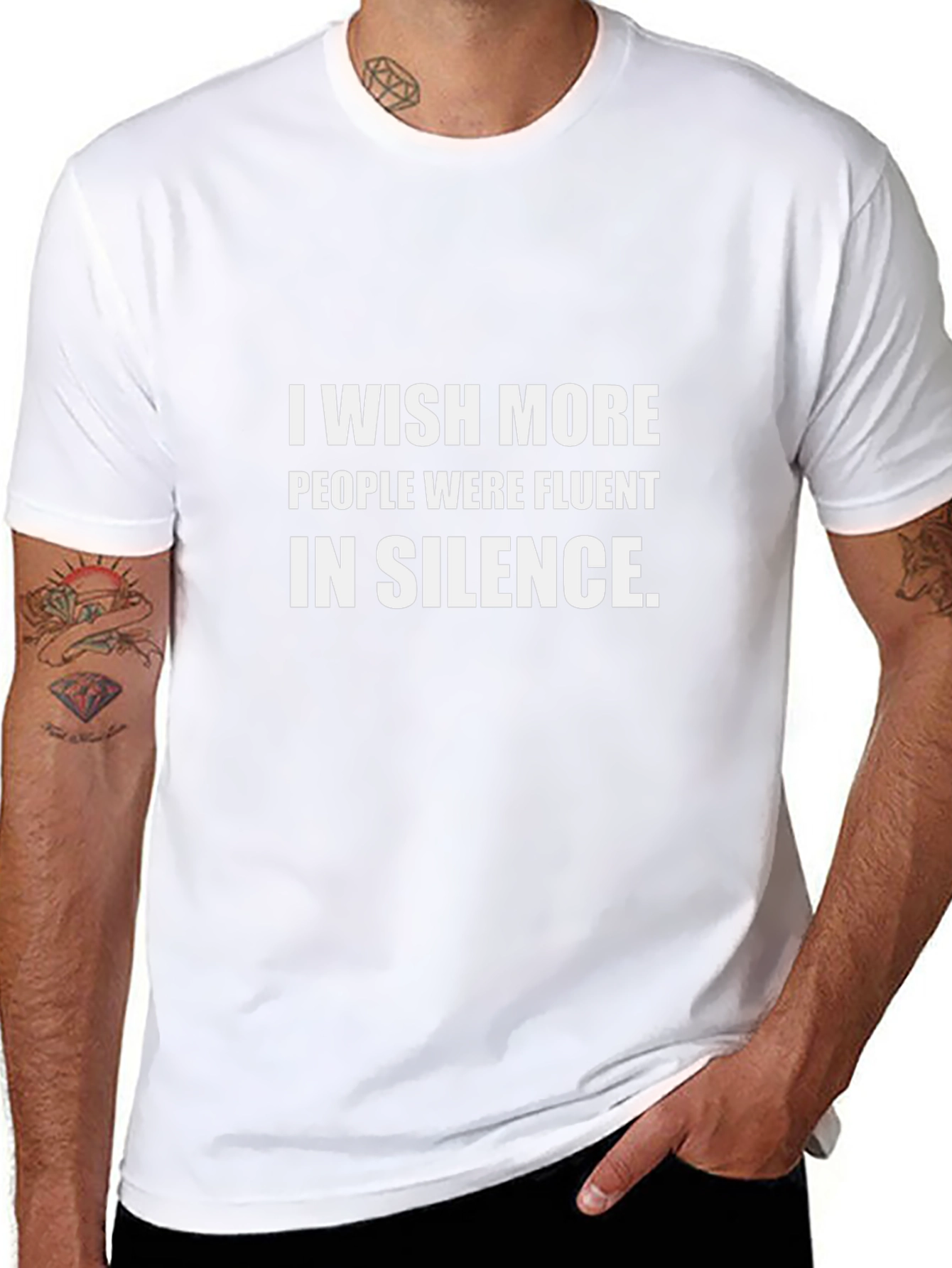 Camiseta Negra con Frase: Silencio Elocuente