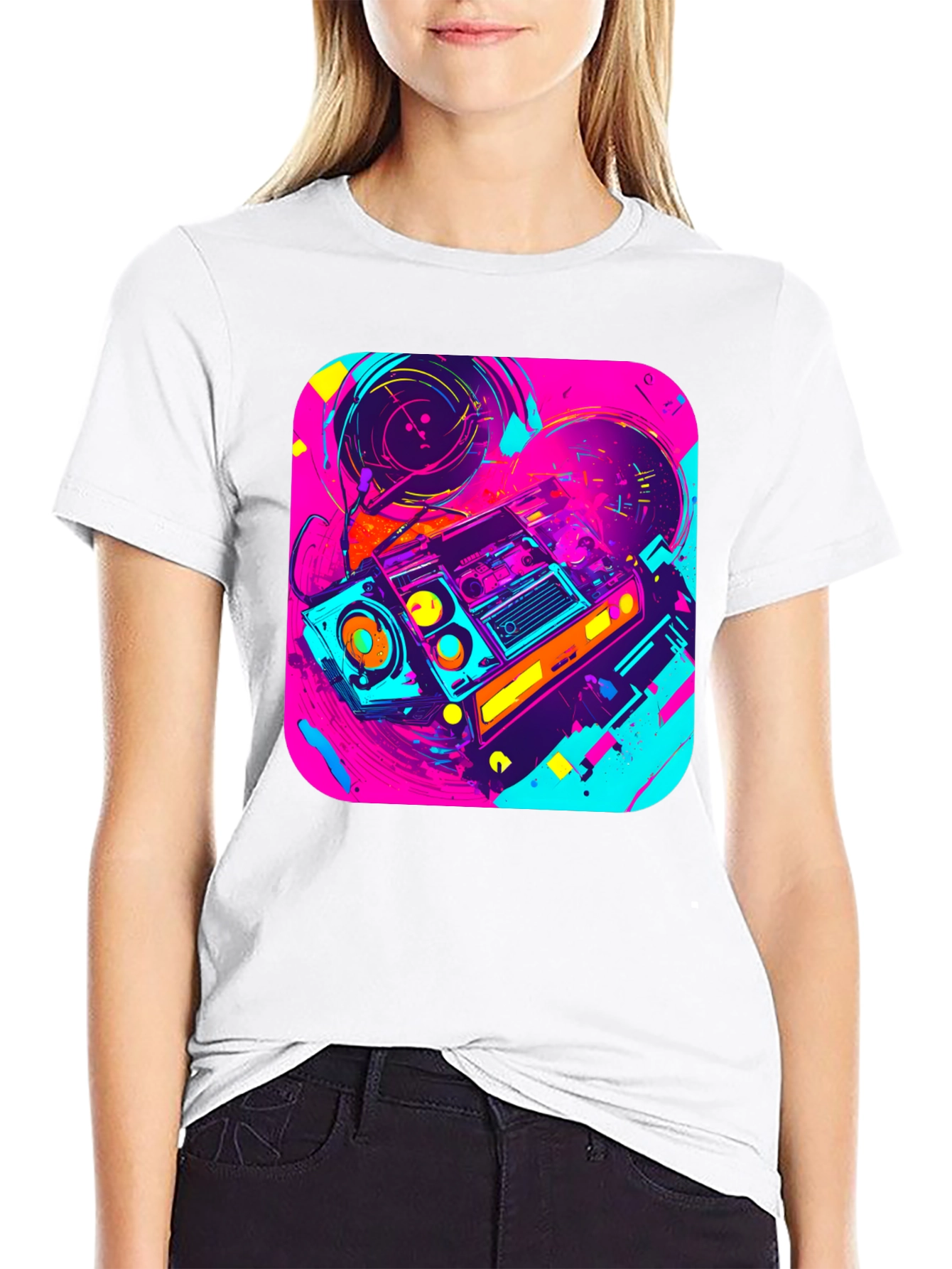 Camiseta Negra con Diseño de Radio Retro Vibrante