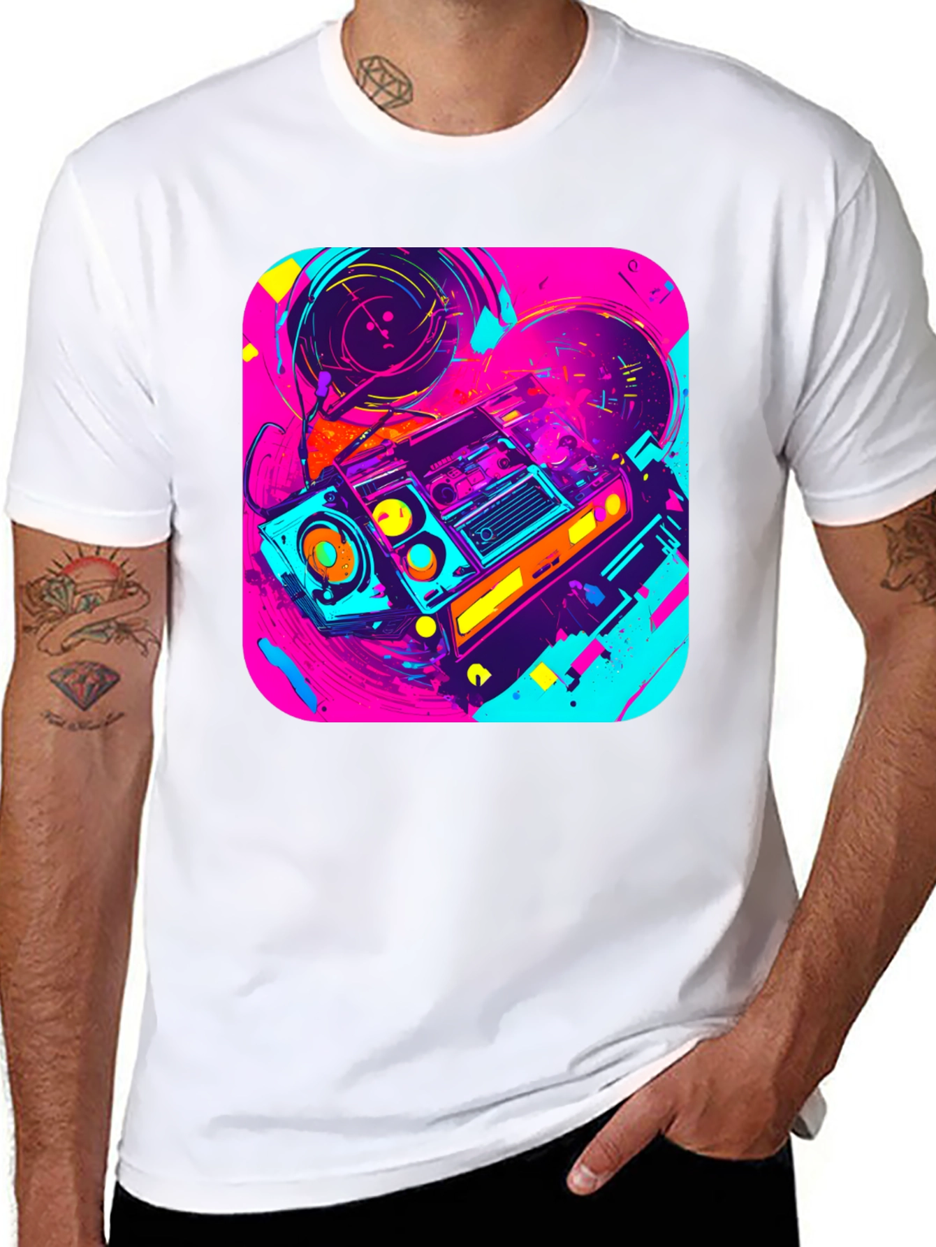 Camiseta Negra con Diseño de Radio Retro Vibrante