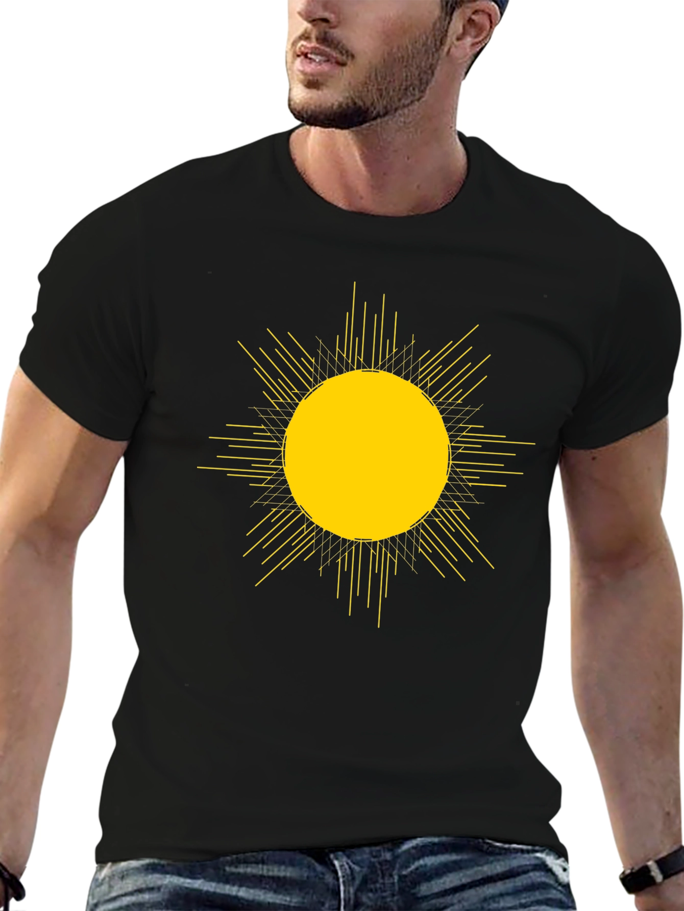 Camiseta Negra con Diseño de Sol Abstracto Amarillo