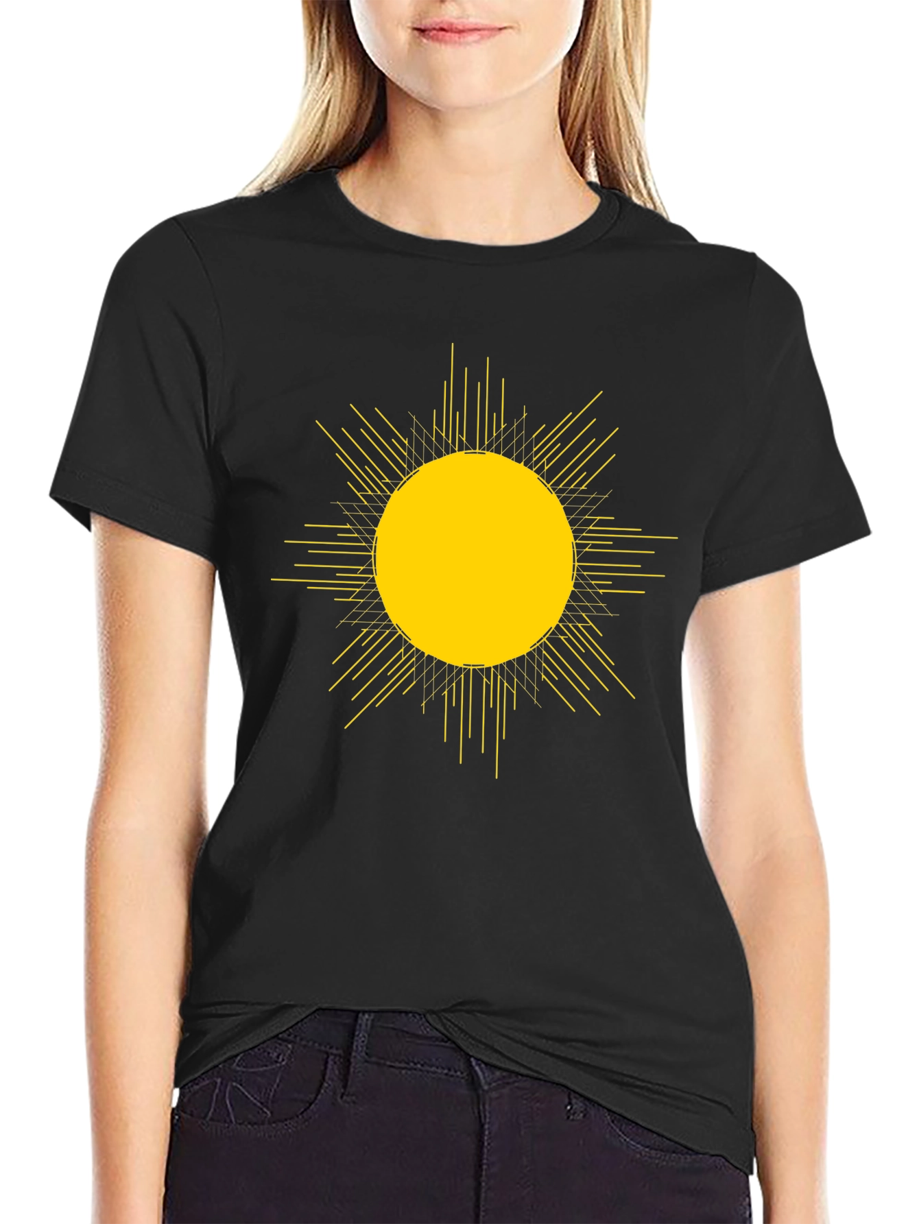 Camiseta Negra con Diseño de Sol Abstracto Amarillo