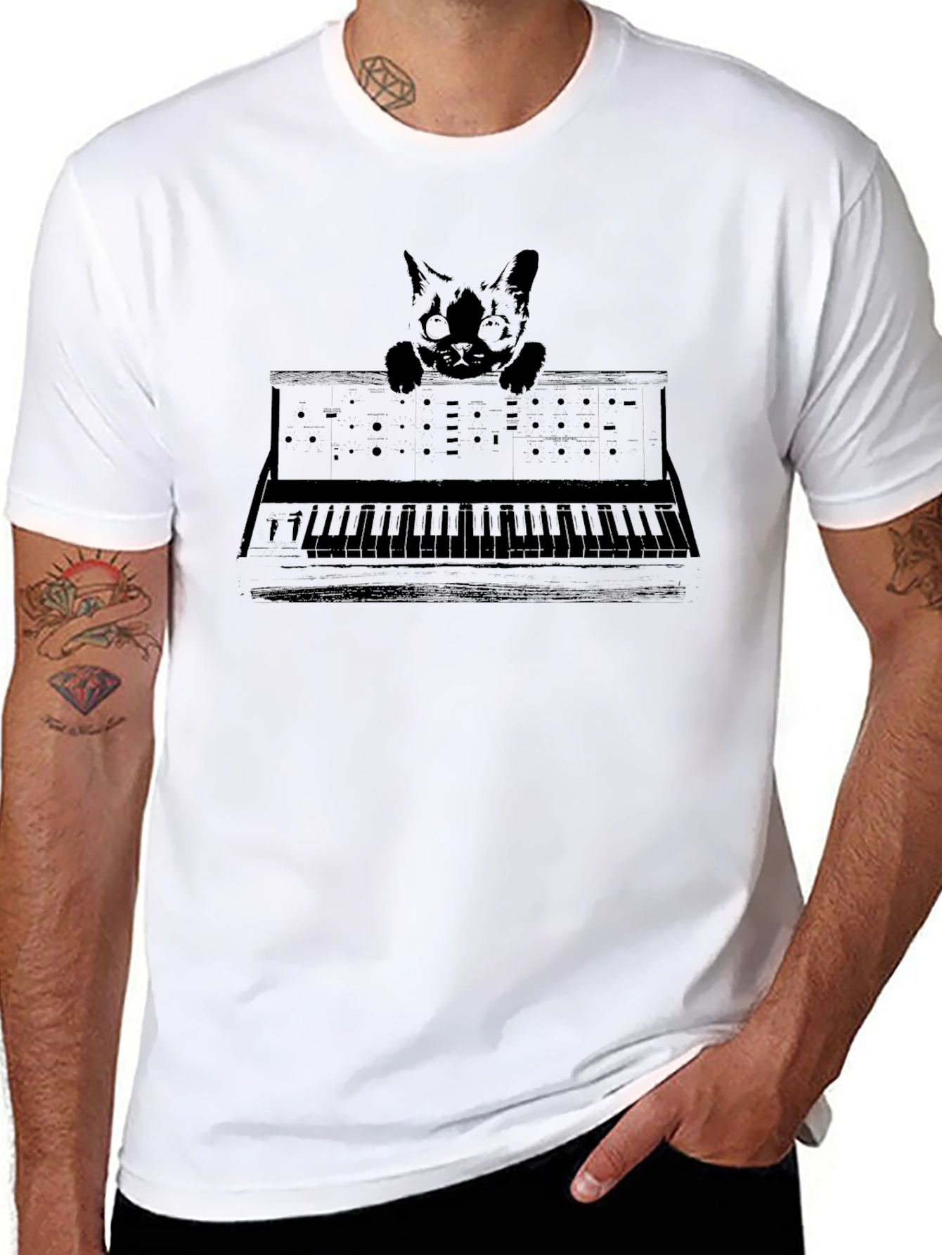 Camiseta Negra con Diseño de Gato y Sintetizador