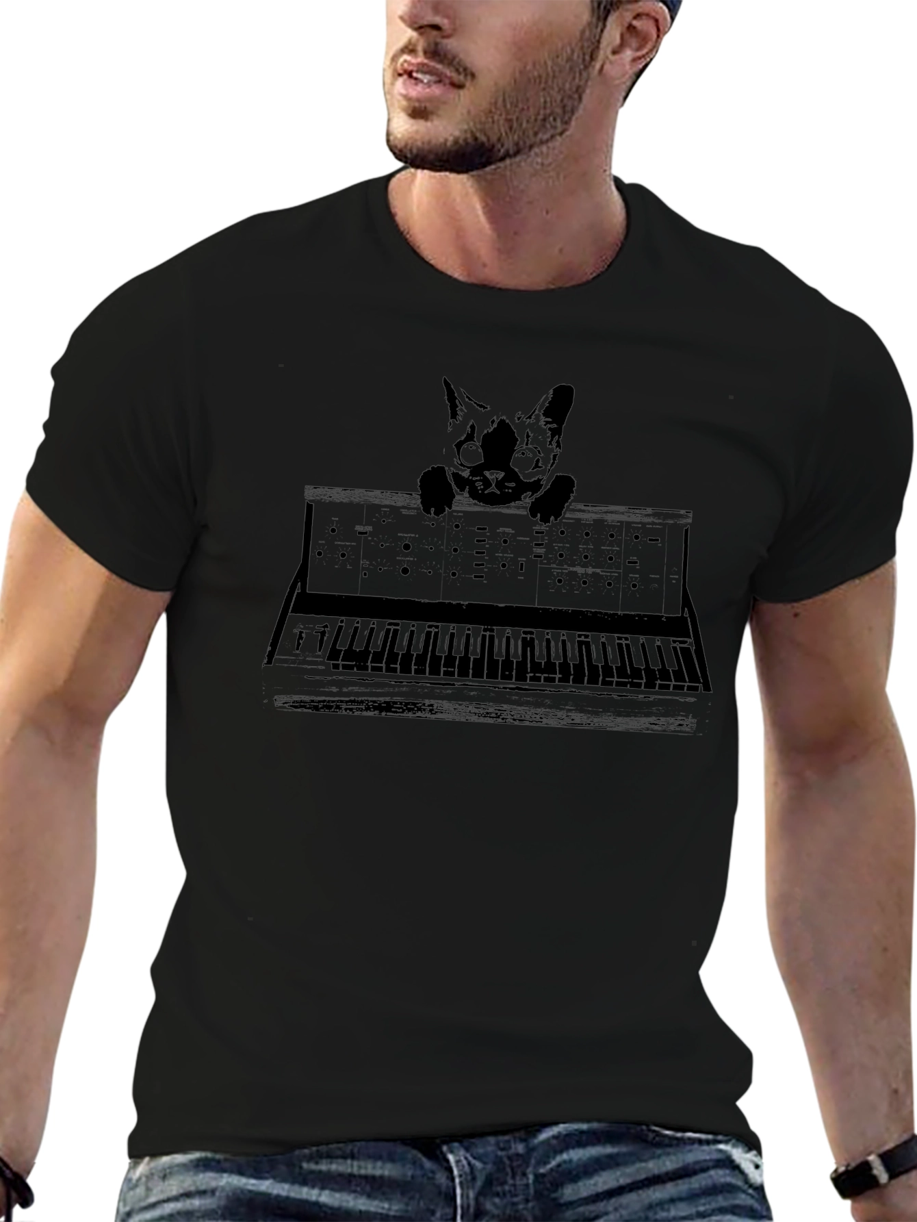 Camiseta Negra con Diseño de Gato y Sintetizador