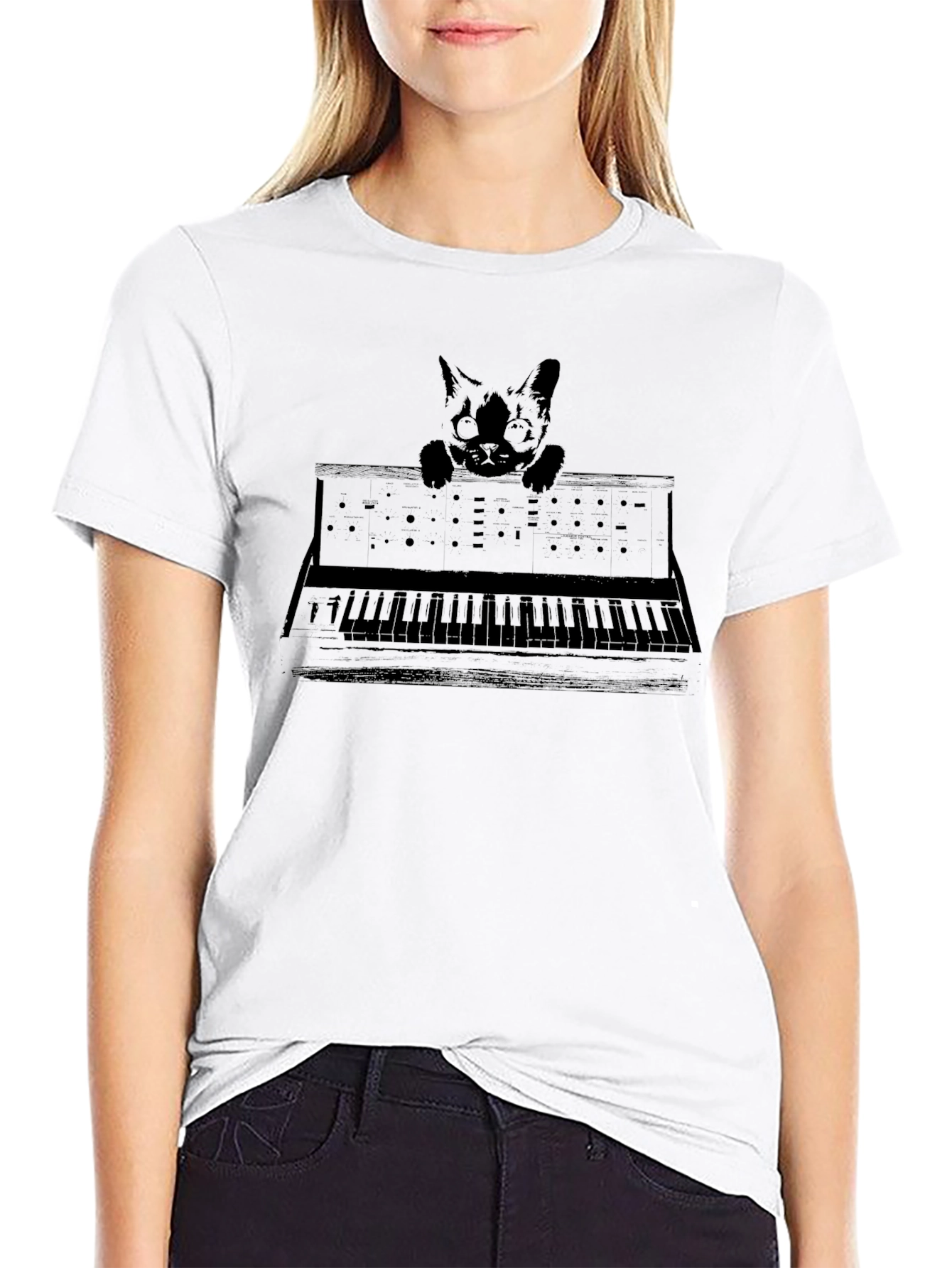 Camiseta Negra con Diseño de Gato y Sintetizador