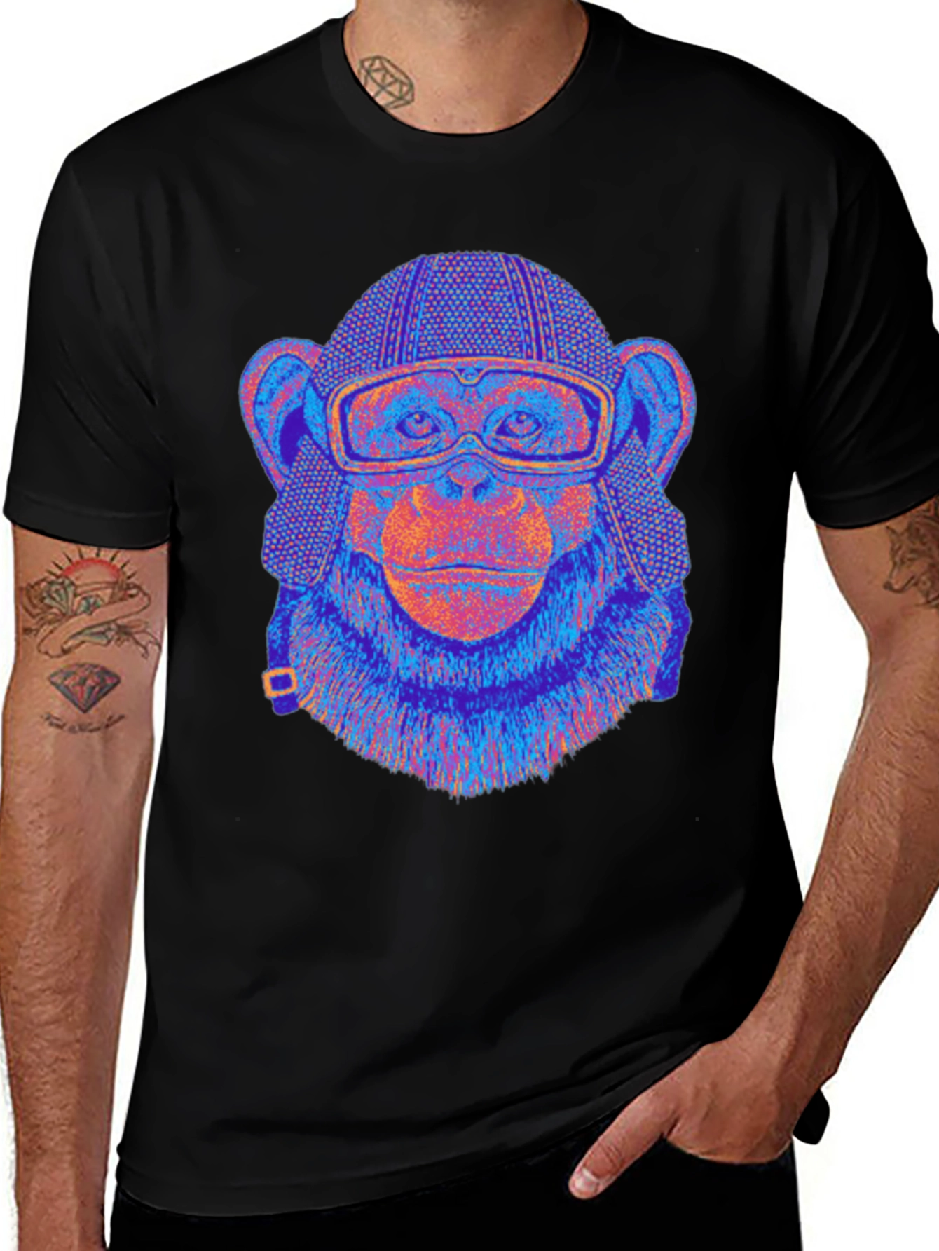 Camiseta Negra con Mono Aviador Psicodélico