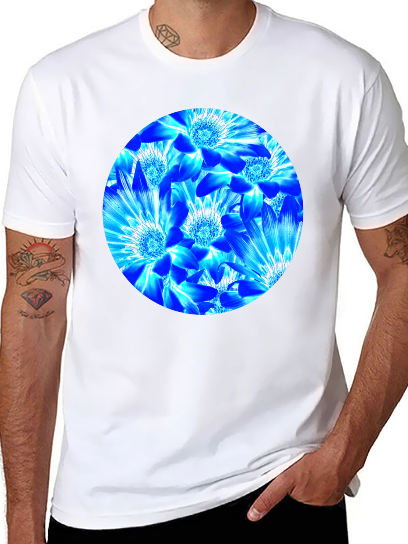 Camiseta Negra con Diseño Floral Azul
